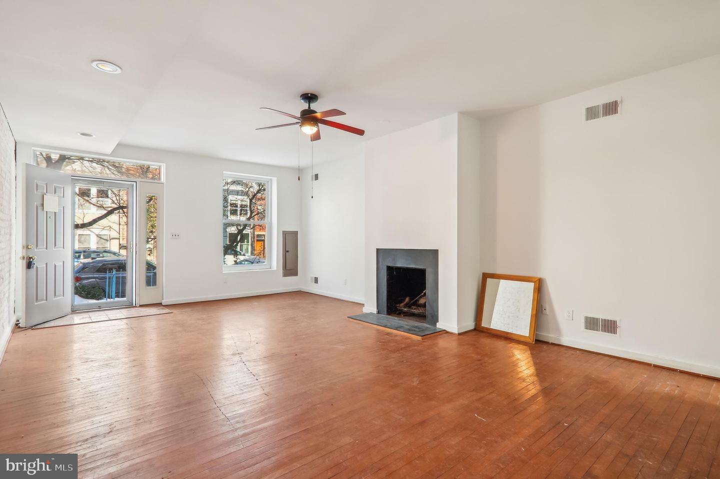 Property Photo:  1213 D Street NE  DC 20002 