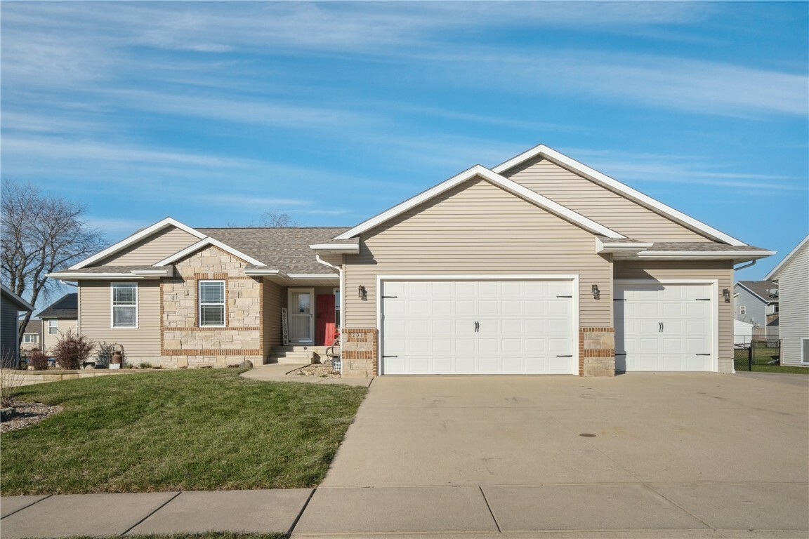 Property Photo:  201 N Hill Crest Circle  IA 52213 