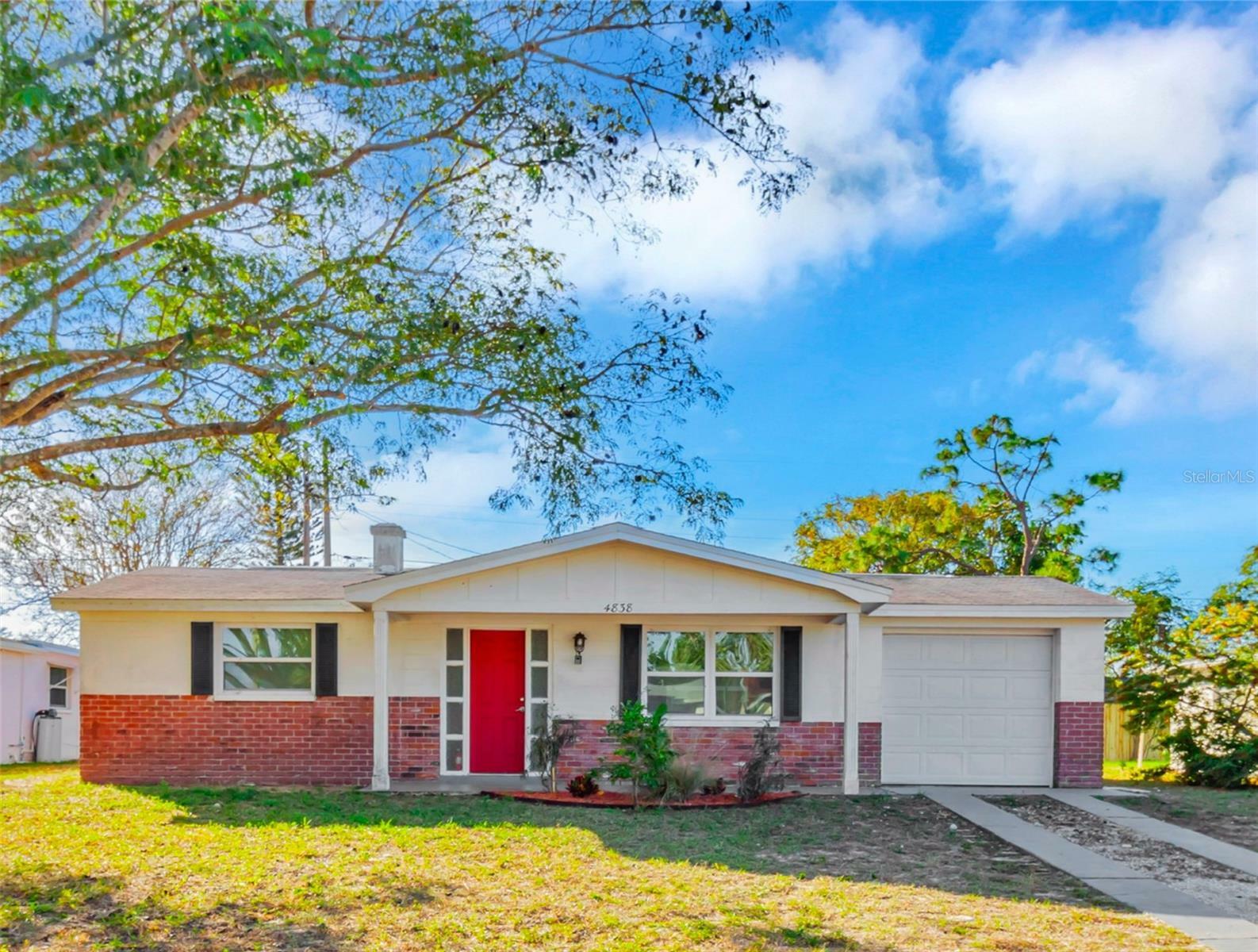 Property Photo: 4838 Longwood Avenue FL 34690