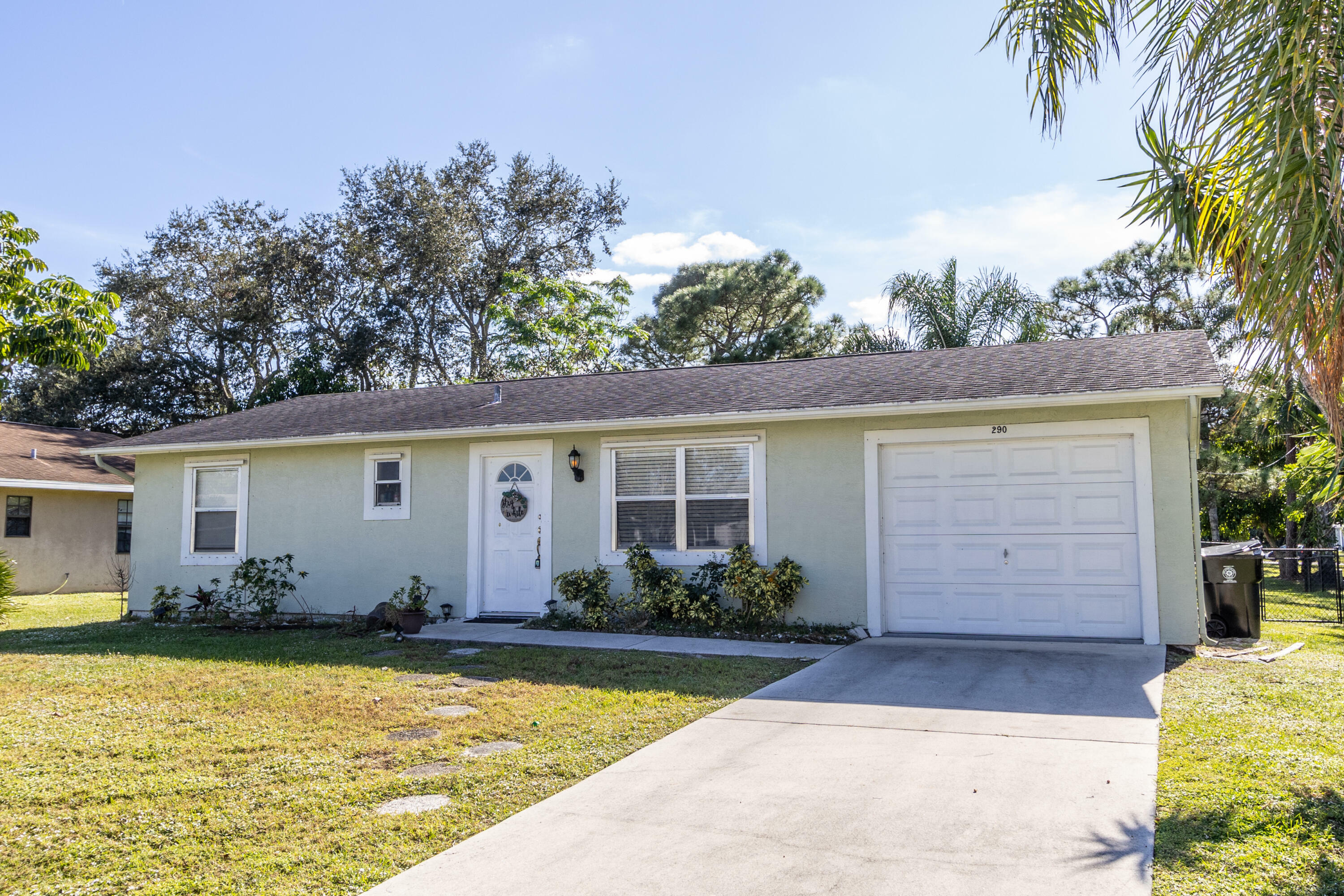 Property Photo:  290 SW Airview Avenue  FL 34984 