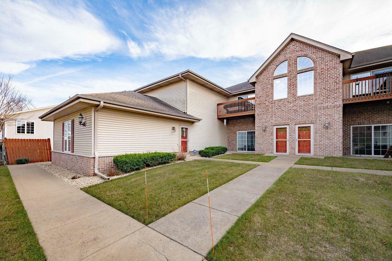 Property Photo:  1010 Parkview Drive 8  WI 53563 