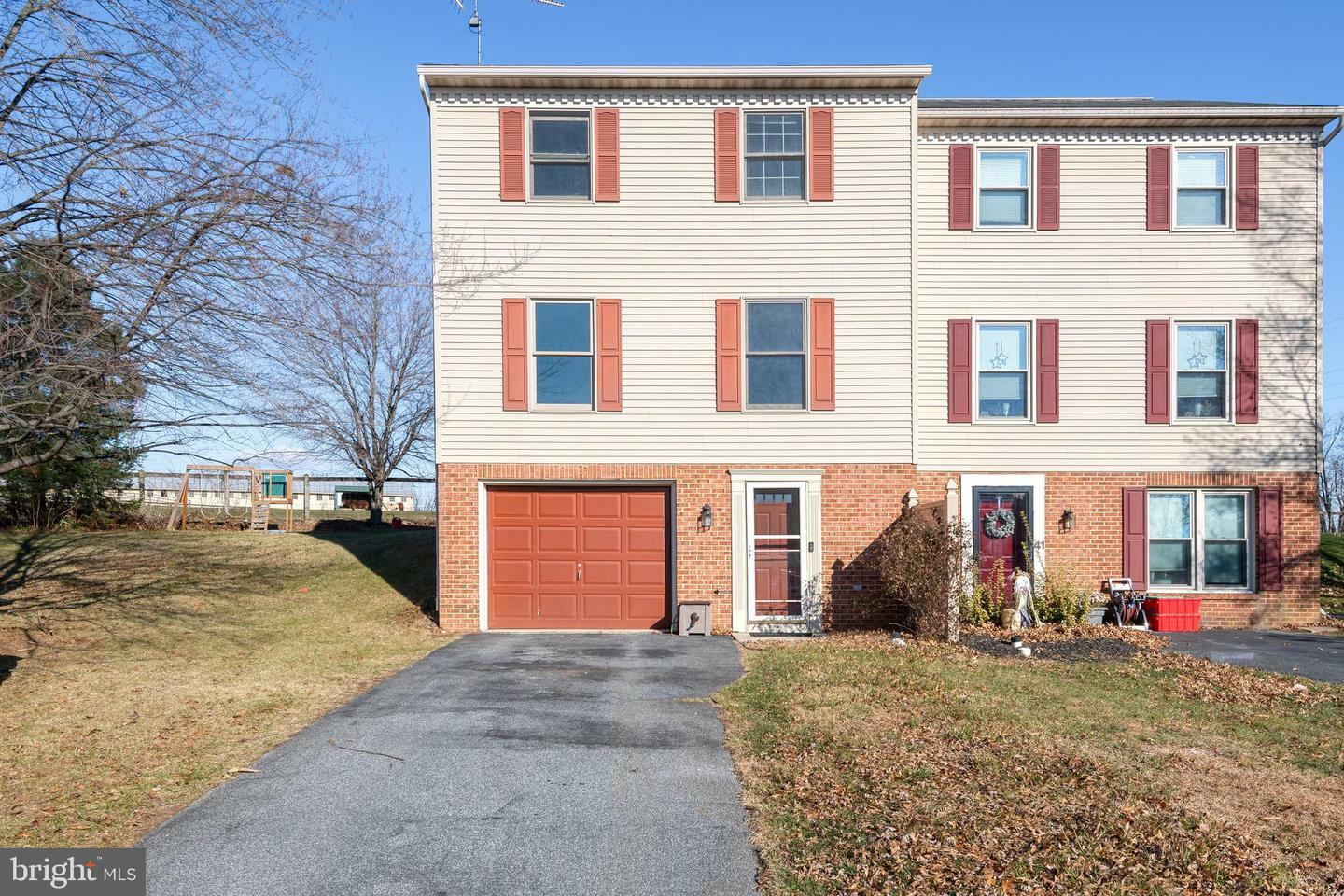 Property Photo:  39 Derby Lane  PA 17603 