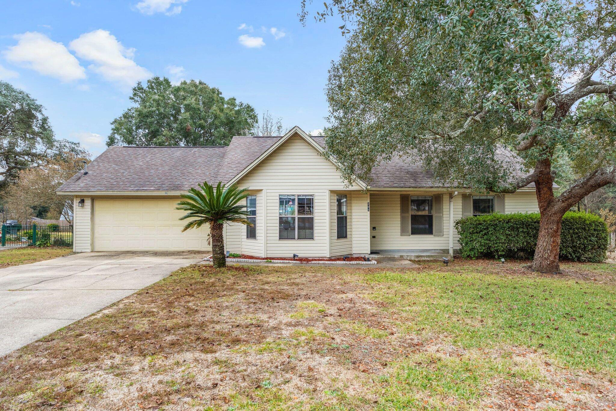 Property Photo:  205 W Pinoak Court  FL 32539 