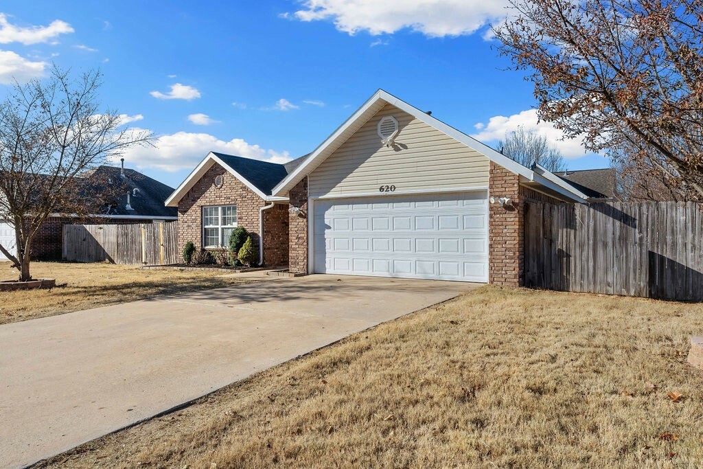 Property Photo:  620 Tumbleweed Street  AR 72745 