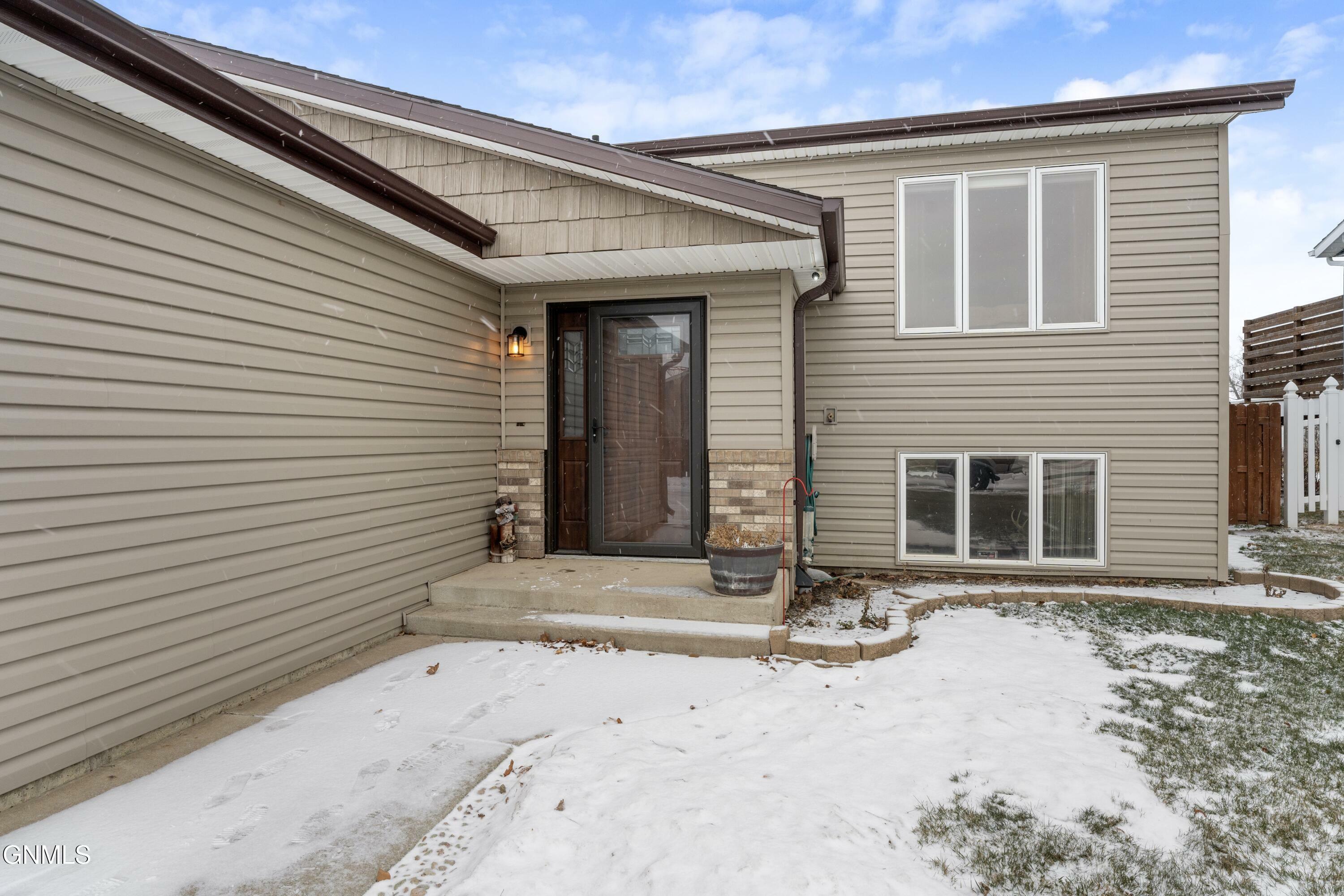 Property Photo:  4014 S Arlington Drive  ND 58503 