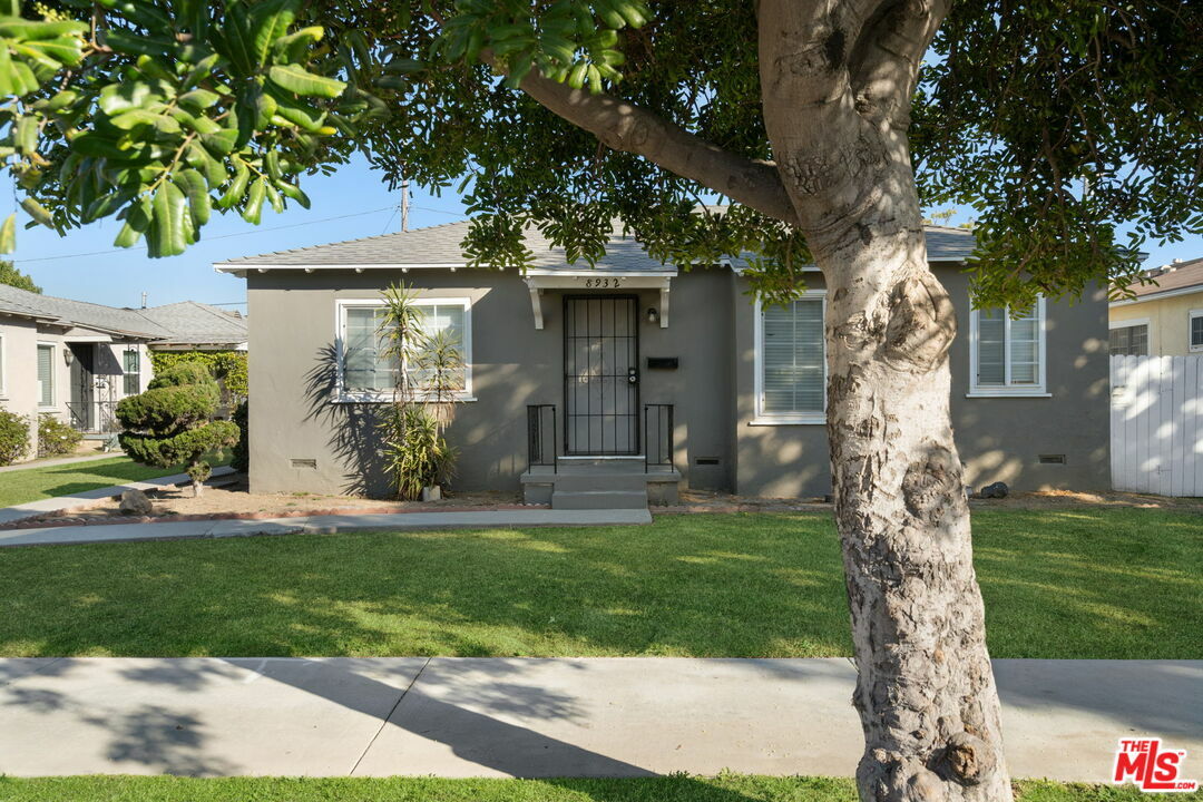 Property Photo:  8932   Ramsgate Ave  CA 90045 