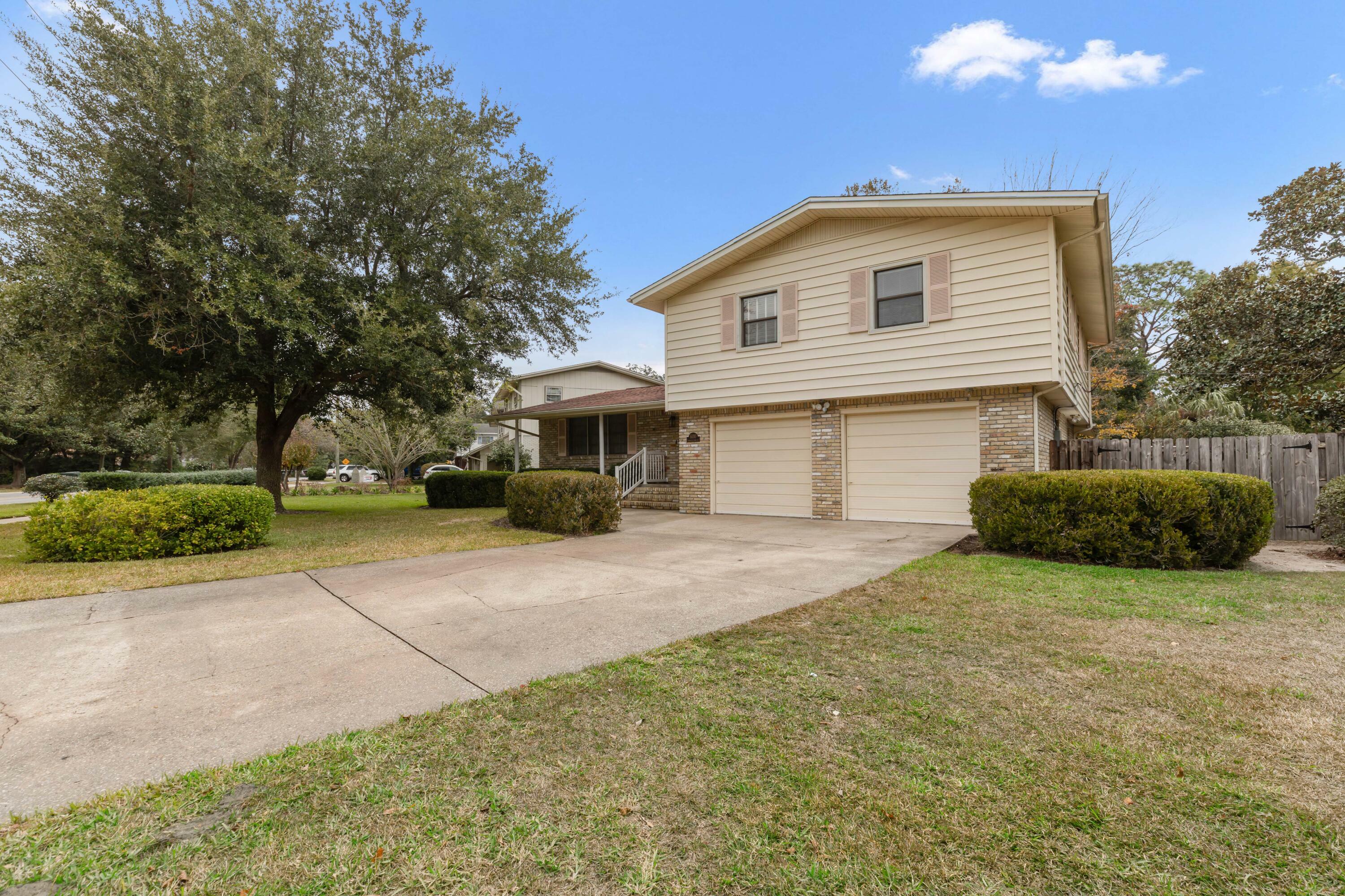 Property Photo:  600 NE Country Club Avenue  FL 32547 