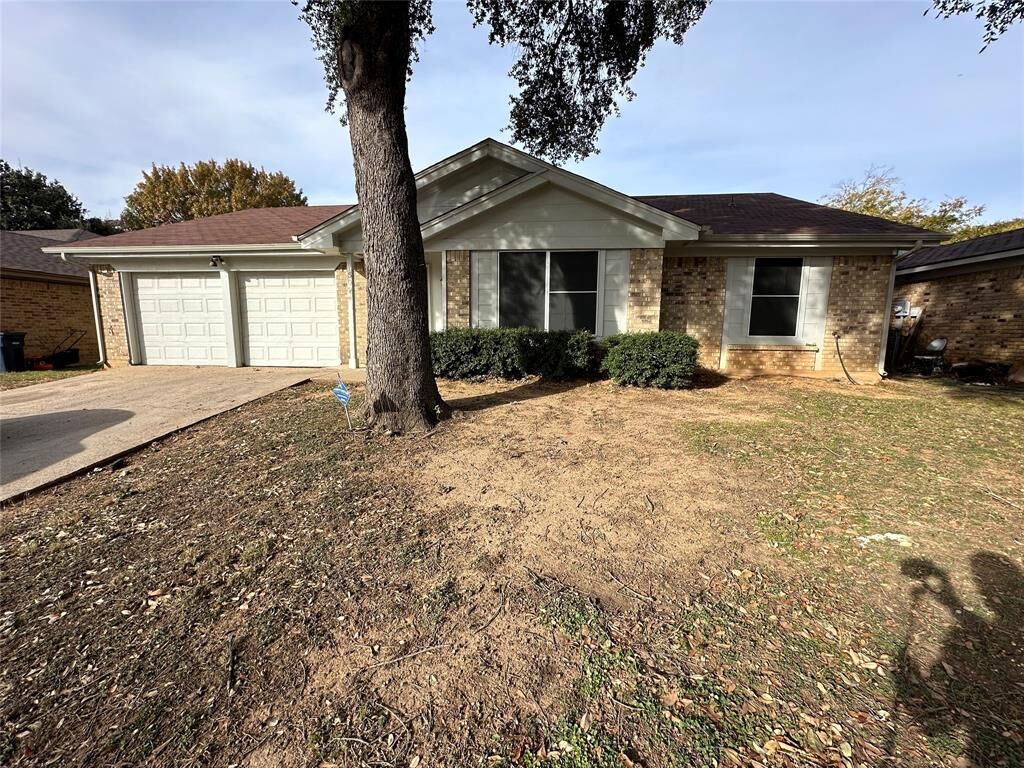 Property Photo: 7509 Beckwood Drive TX 76112