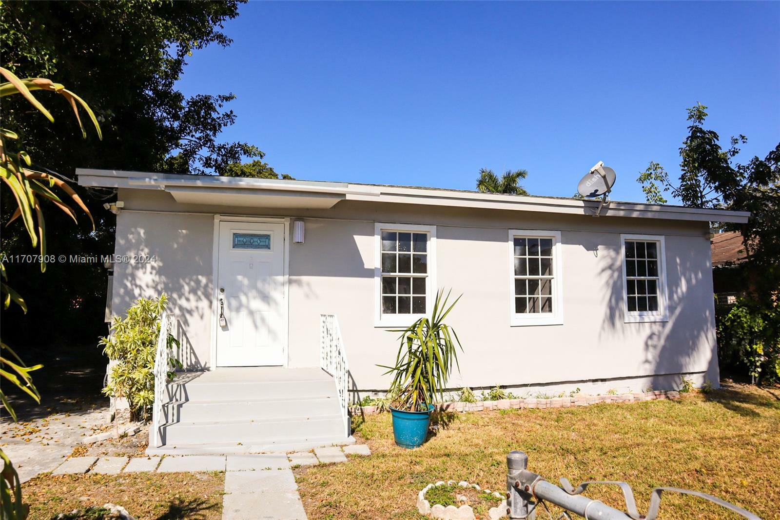 Property Photo:  415 NW 7th St  FL 33030 