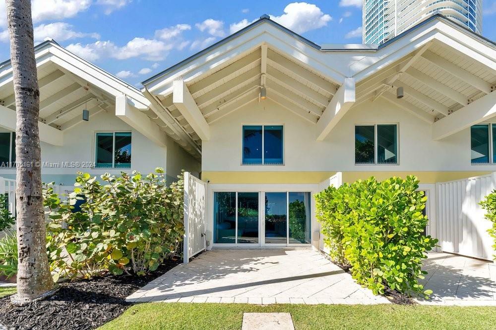 Property Photo:  100 S Pointe Dr Cabana 12  FL 33139 