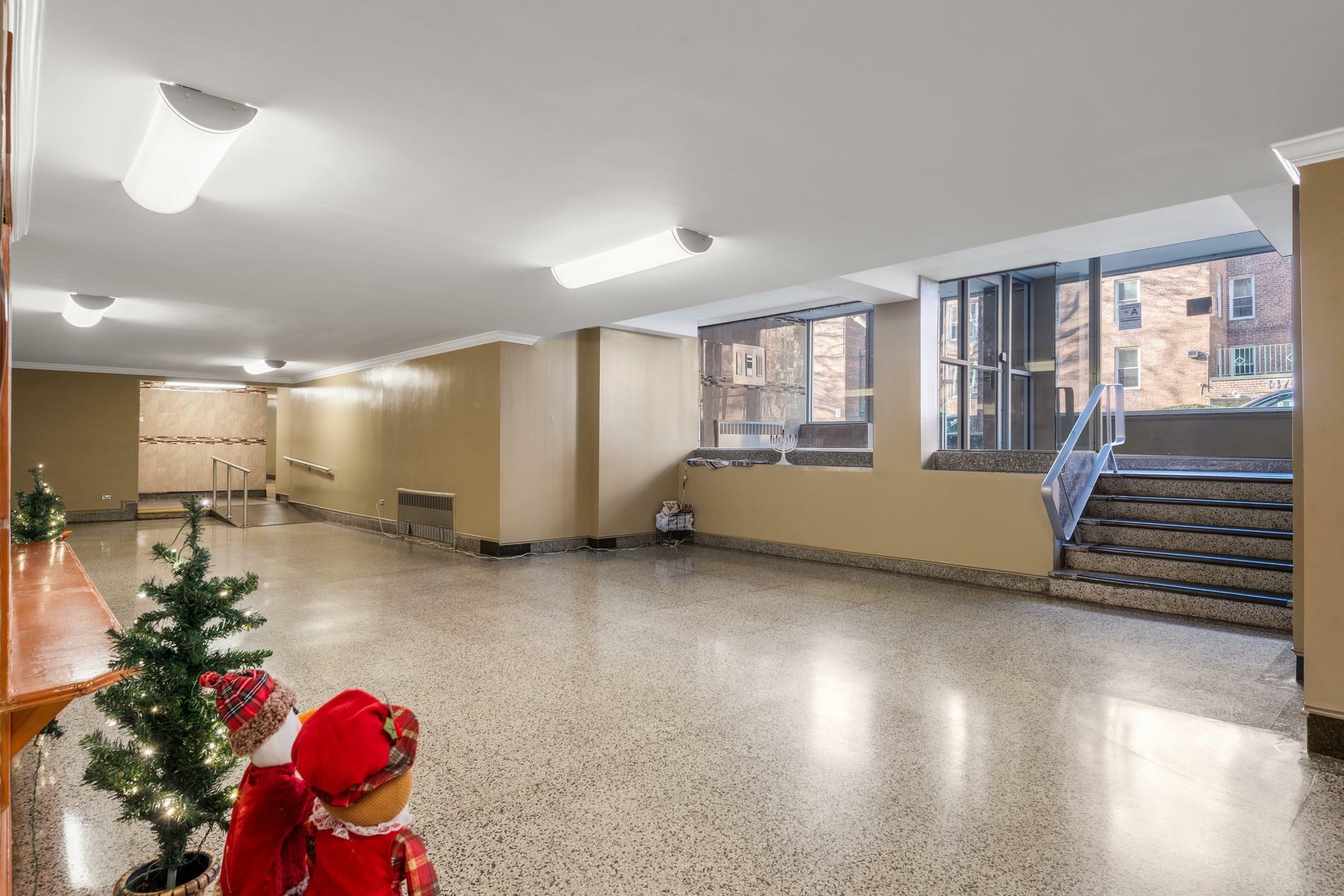 Property Photo:  1480 Thieriot Avenue 6E  NY 10460 