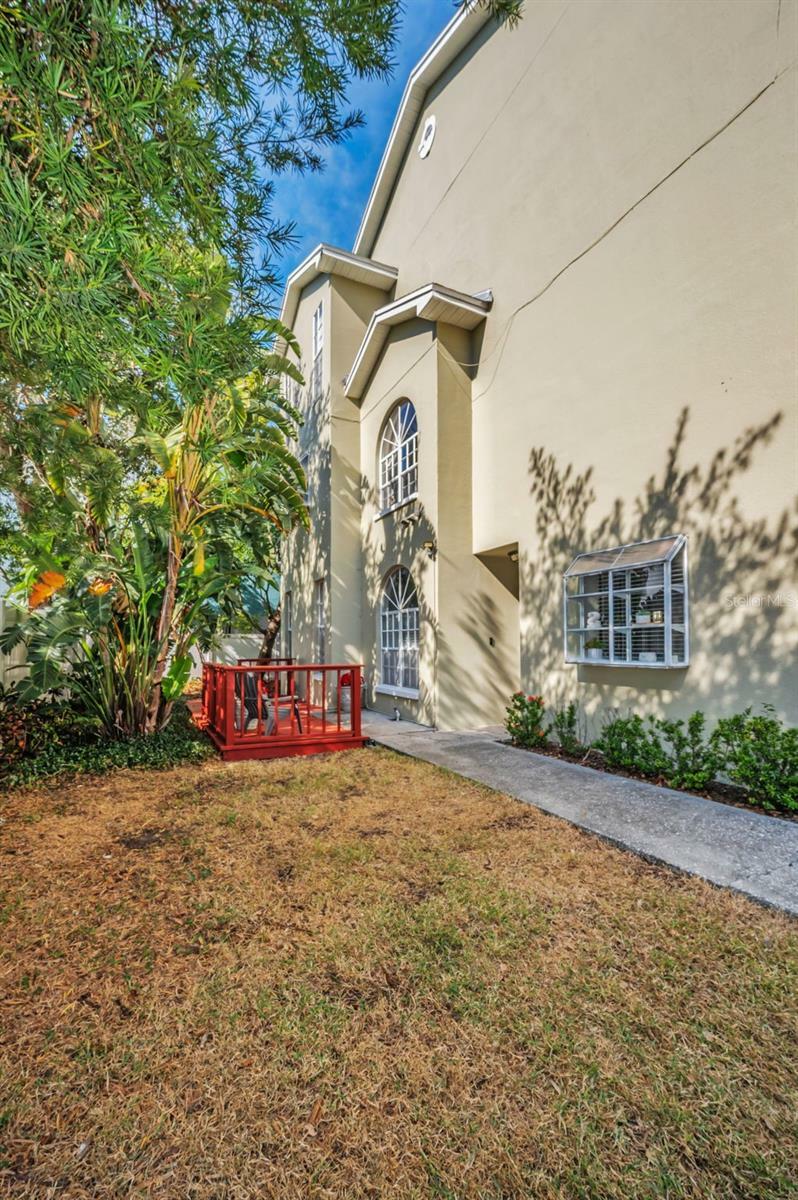 Property Photo:  609 S Glen Avenue B  FL 33609 