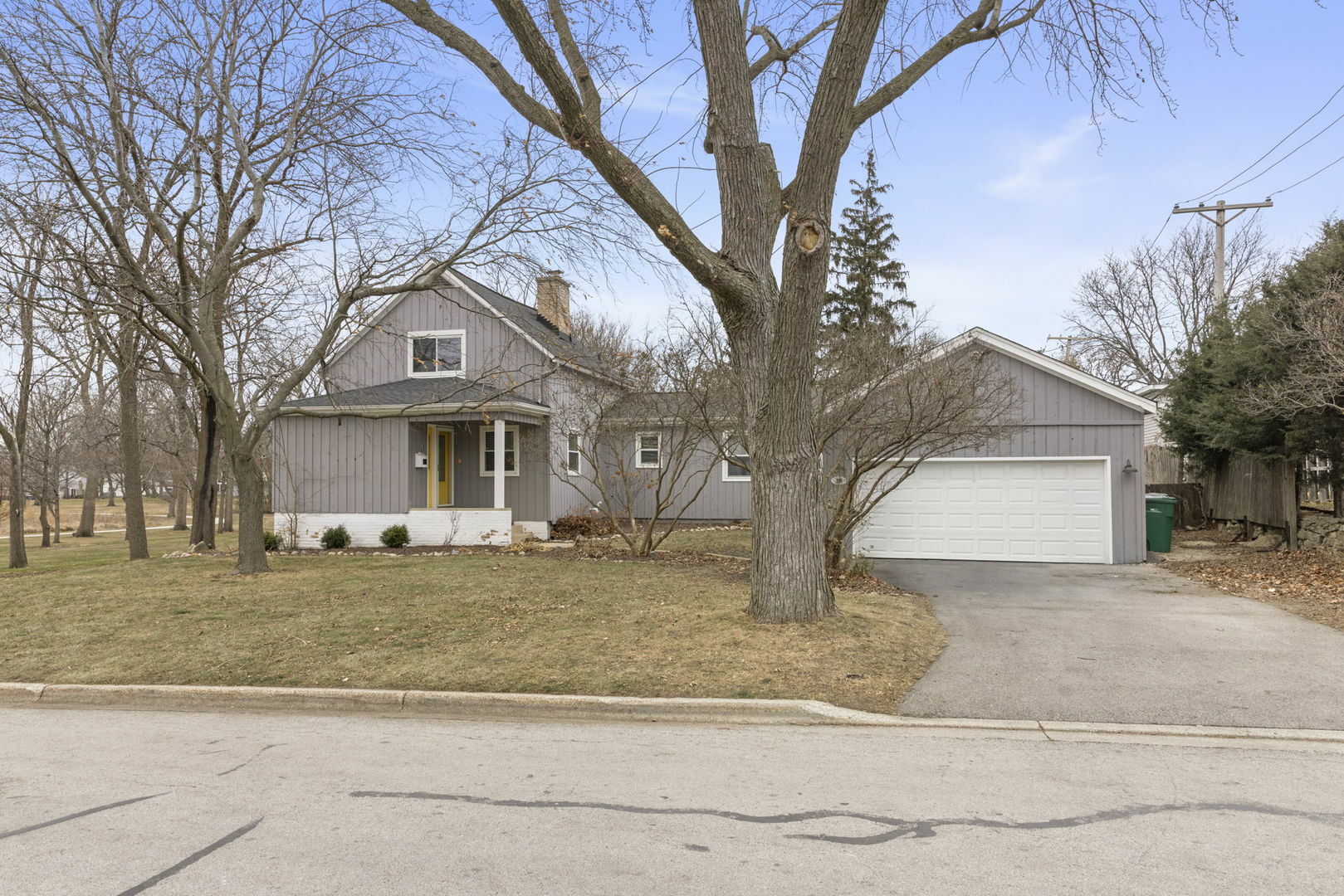 Property Photo:  20 W Brown Street  IL 60148 