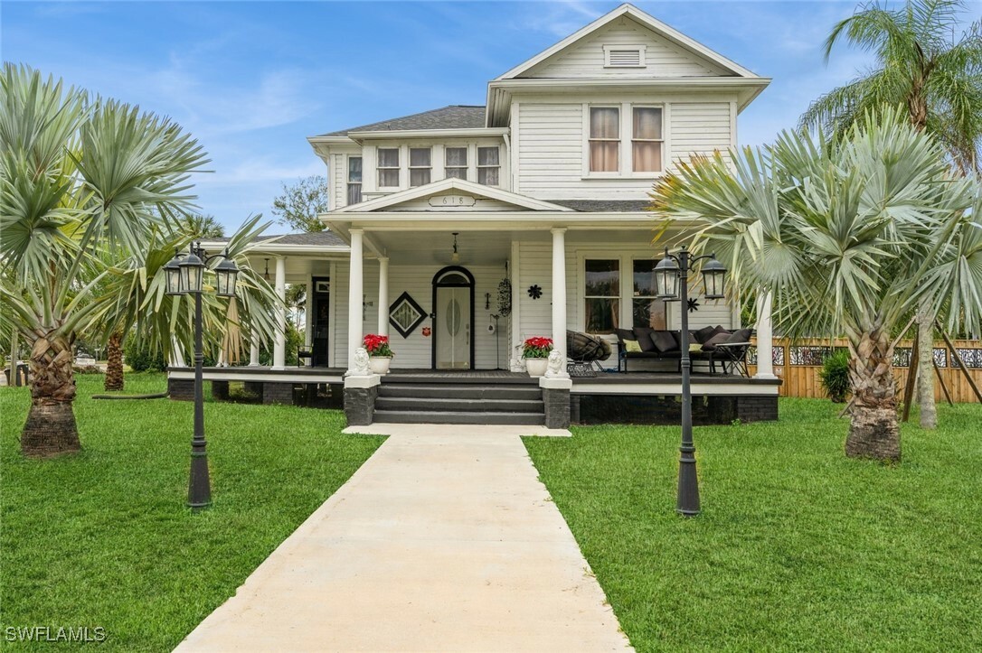 Property Photo:  618 E Oak Street  FL 34266 