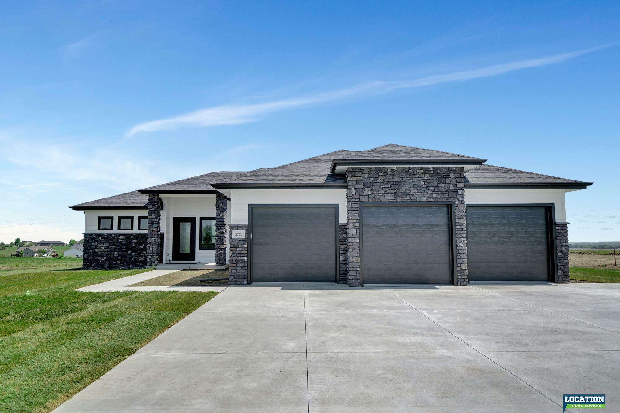 Property Photo: 2720 SW 49th Street NE 68522