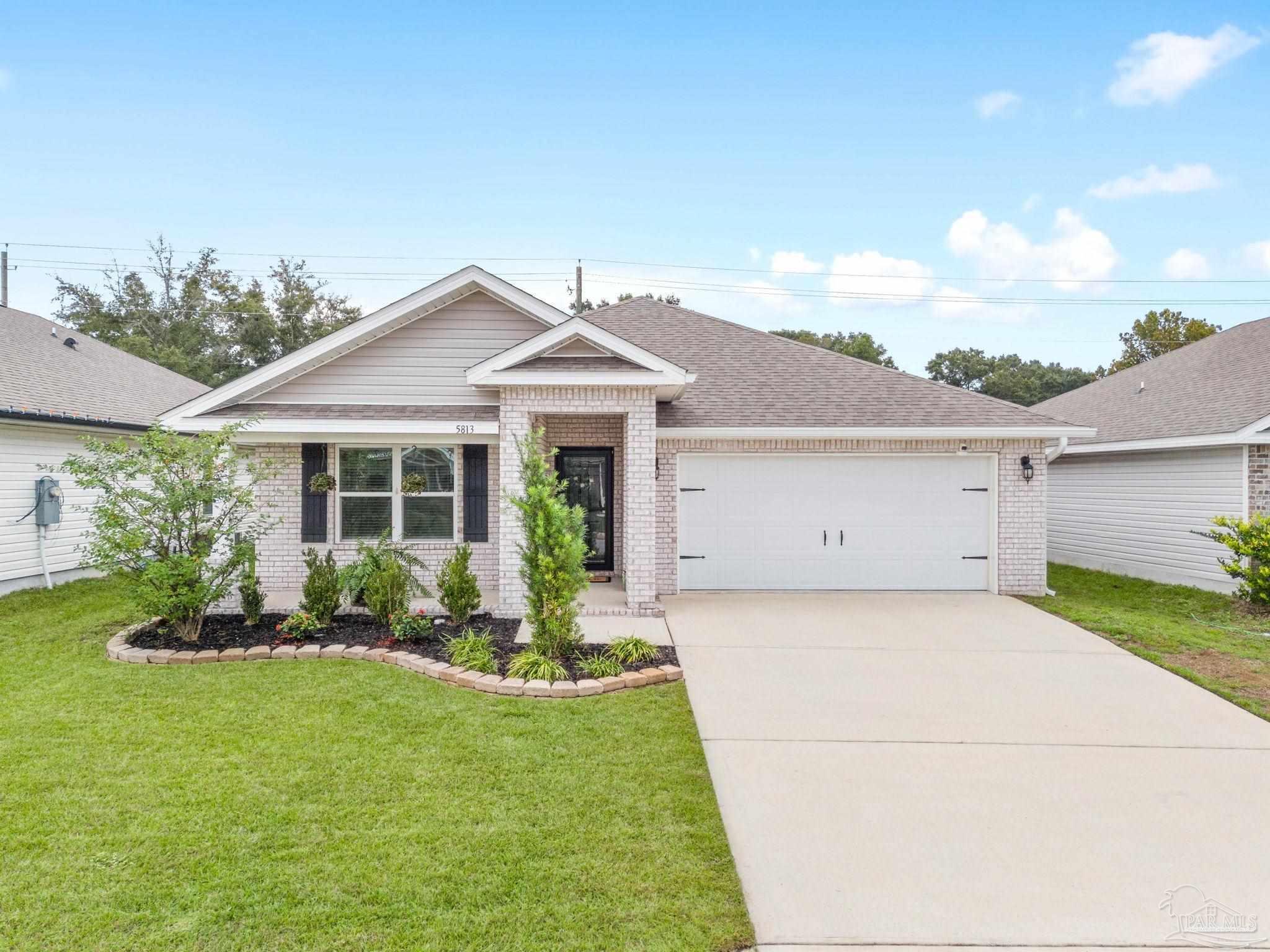 Property Photo: 5813 Guinevere Ln FL 32583