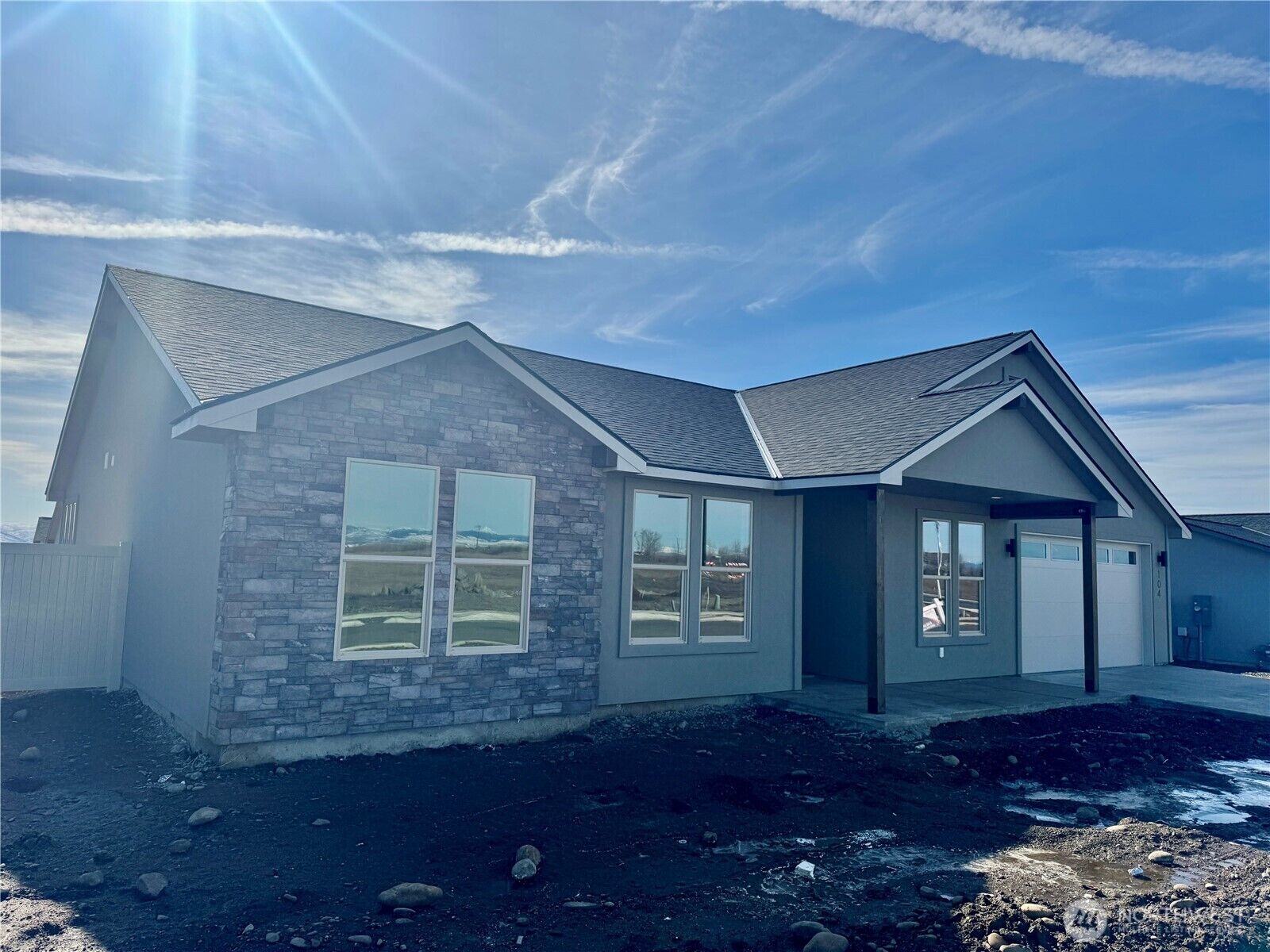 Property Photo:  104 E Ian Avenue  WA 98926 