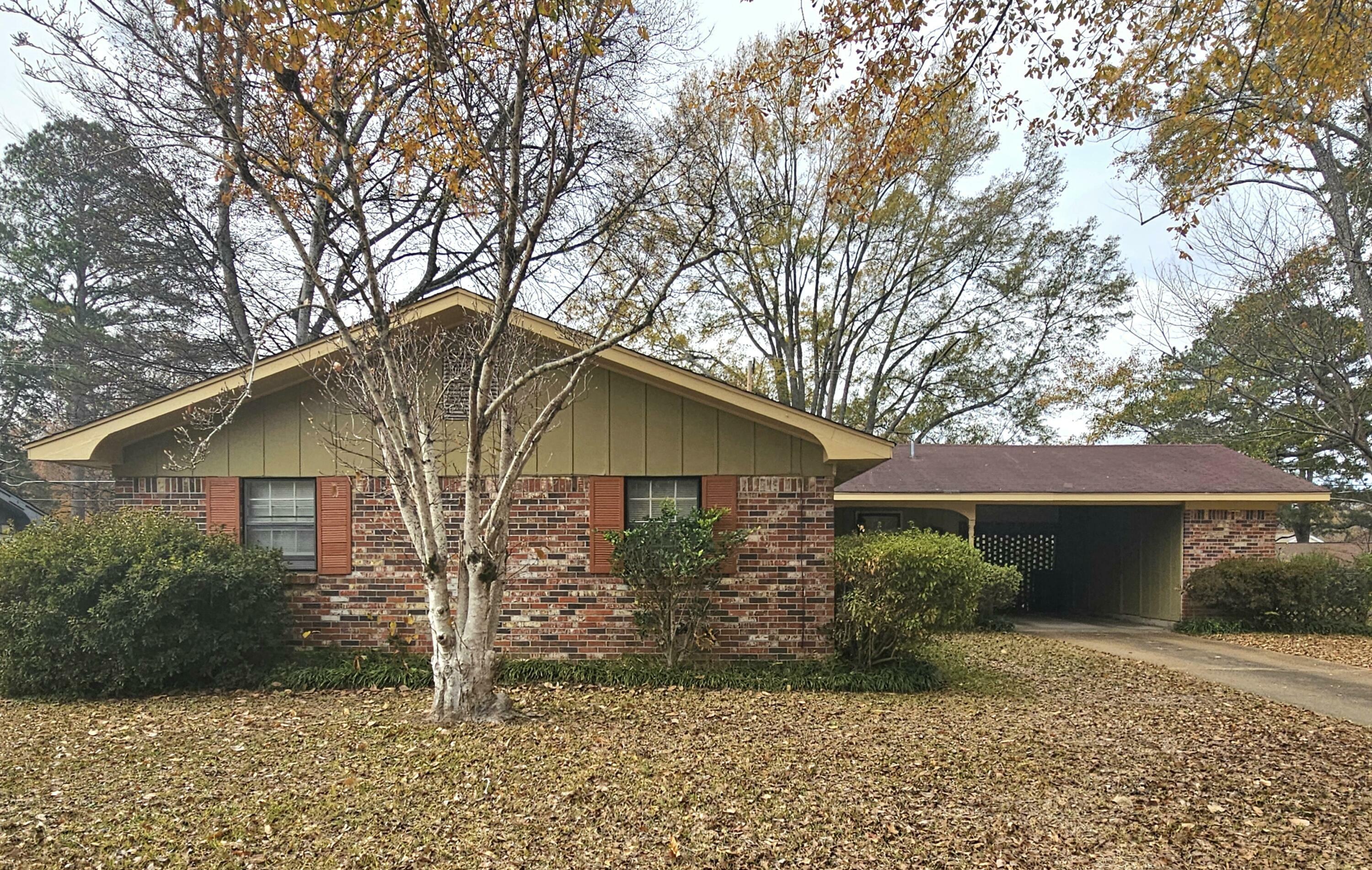 Property Photo:  428 Springdale Dr  MS 39702 