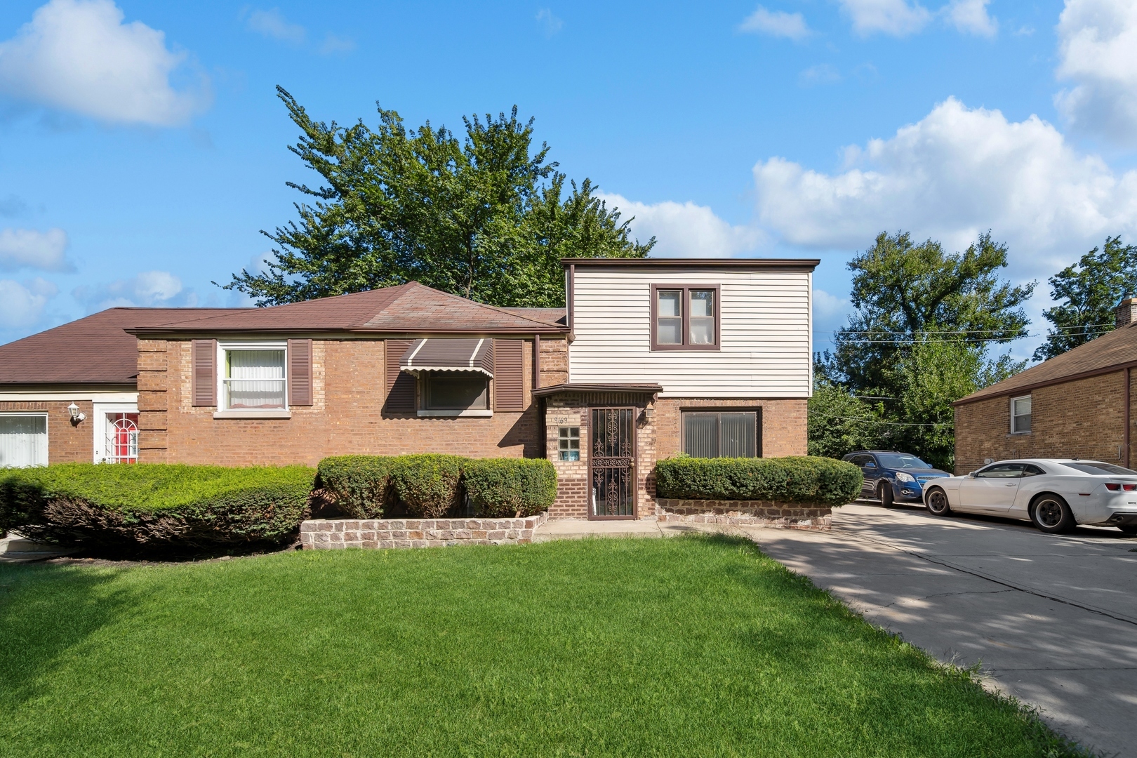 Property Photo:  9669 S Crandon Avenue  IL 60617 