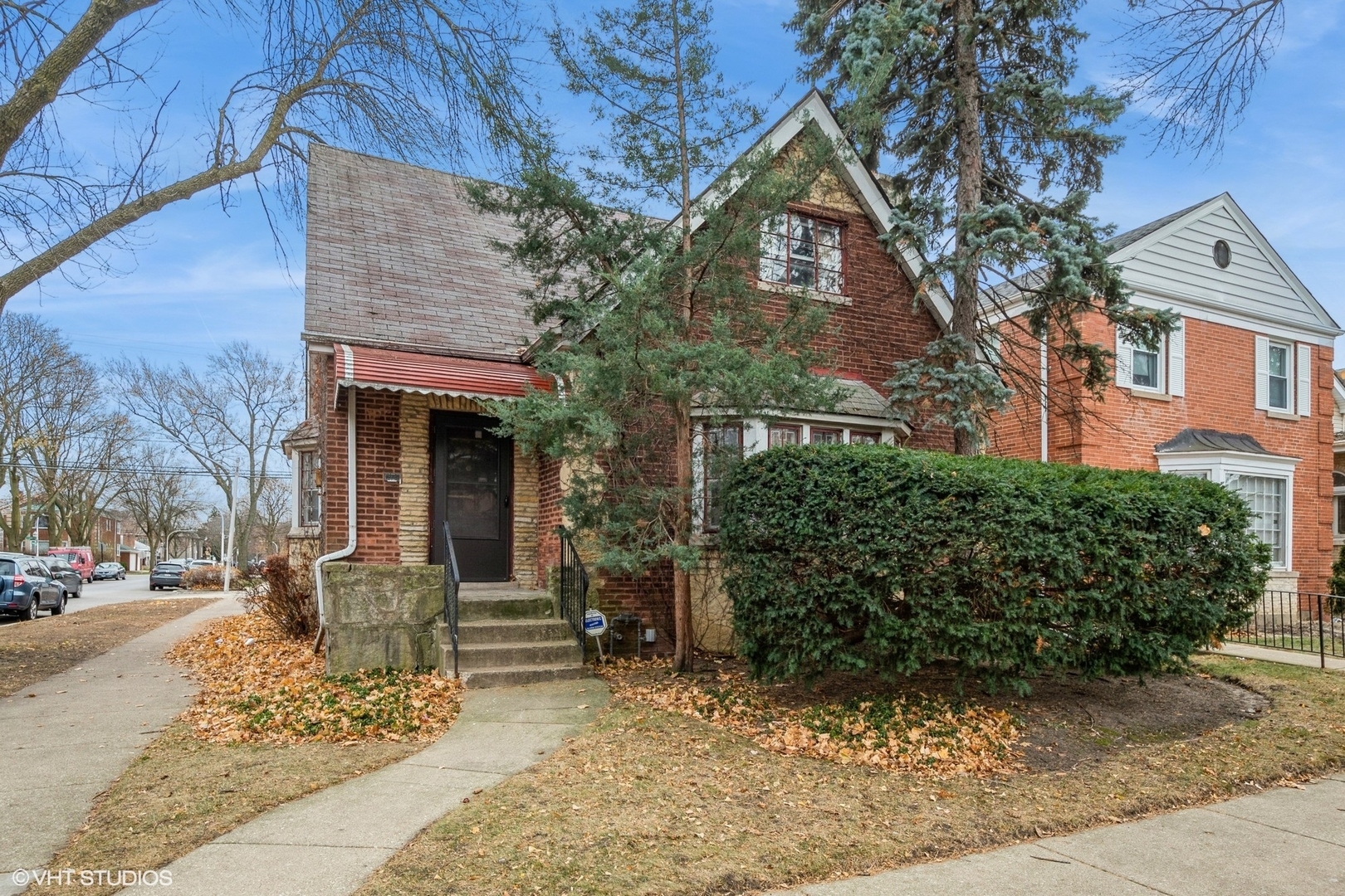 2901 W Greenleaf Avenue  Chicago IL 60645 photo