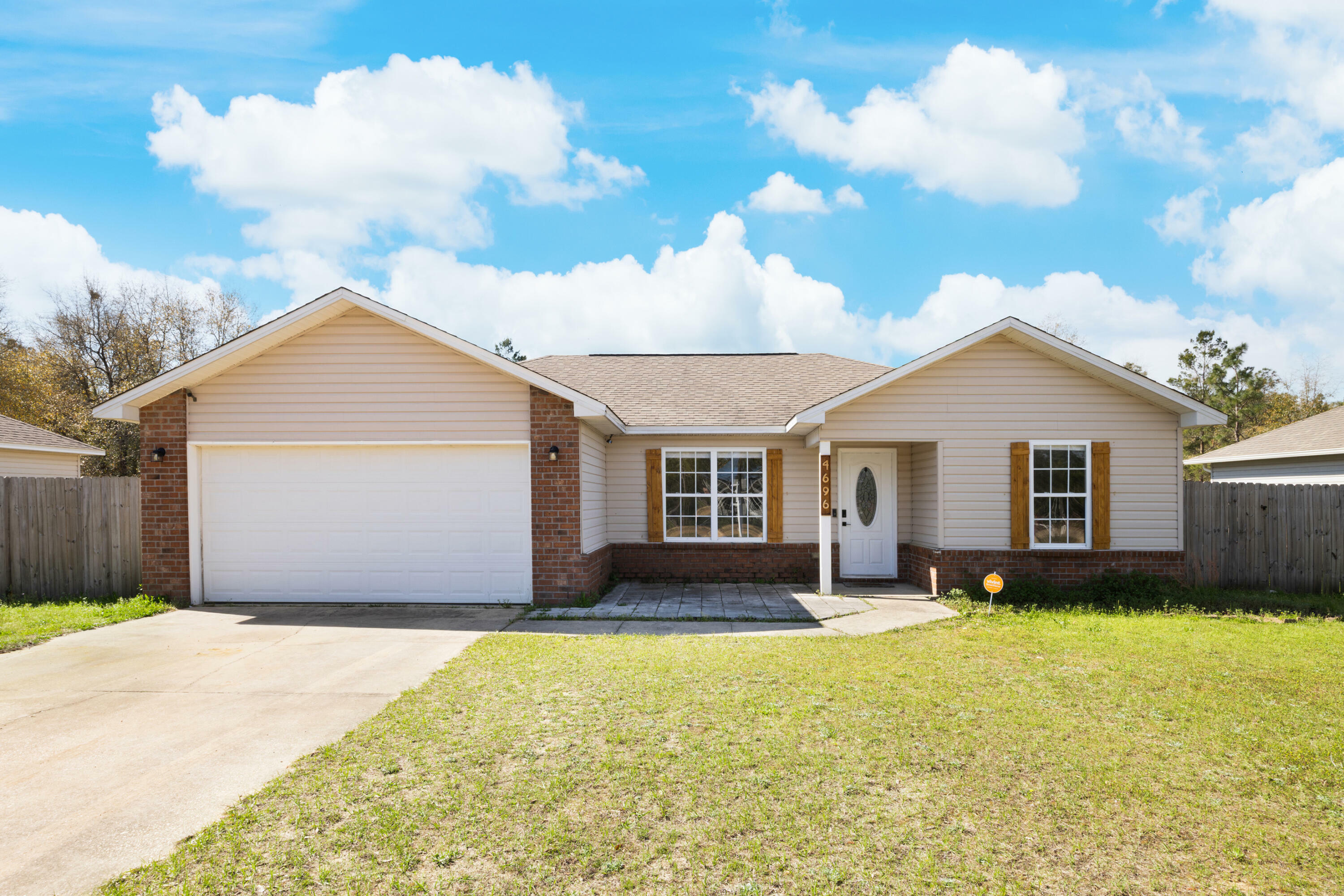 Property Photo: 4696 Bobolink Way FL 32539