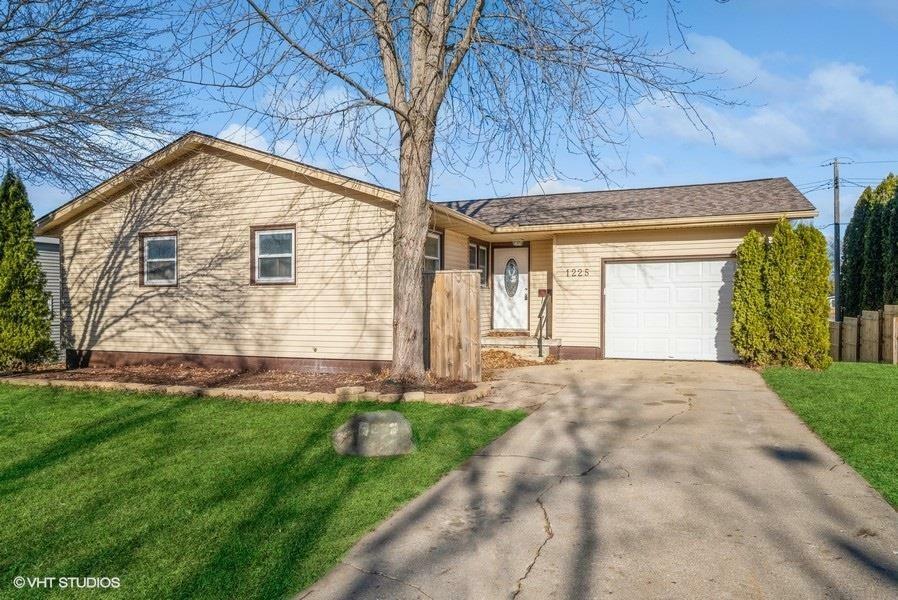 Property Photo:  1225 Elm Street  IA 50662 