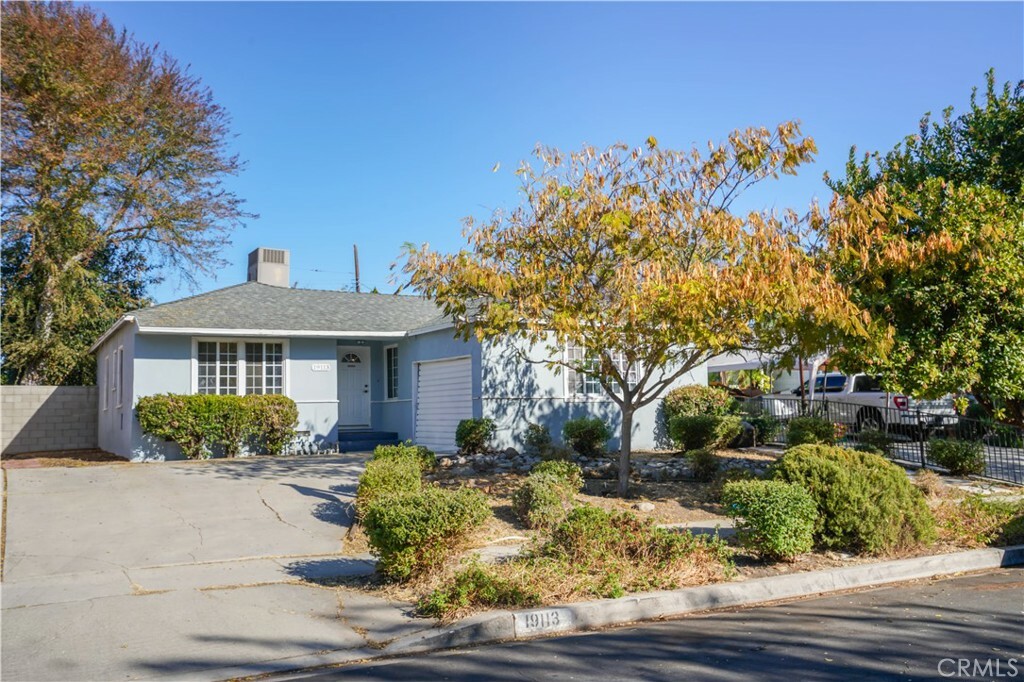 Property Photo: 19113 Archwood Street CA 91335