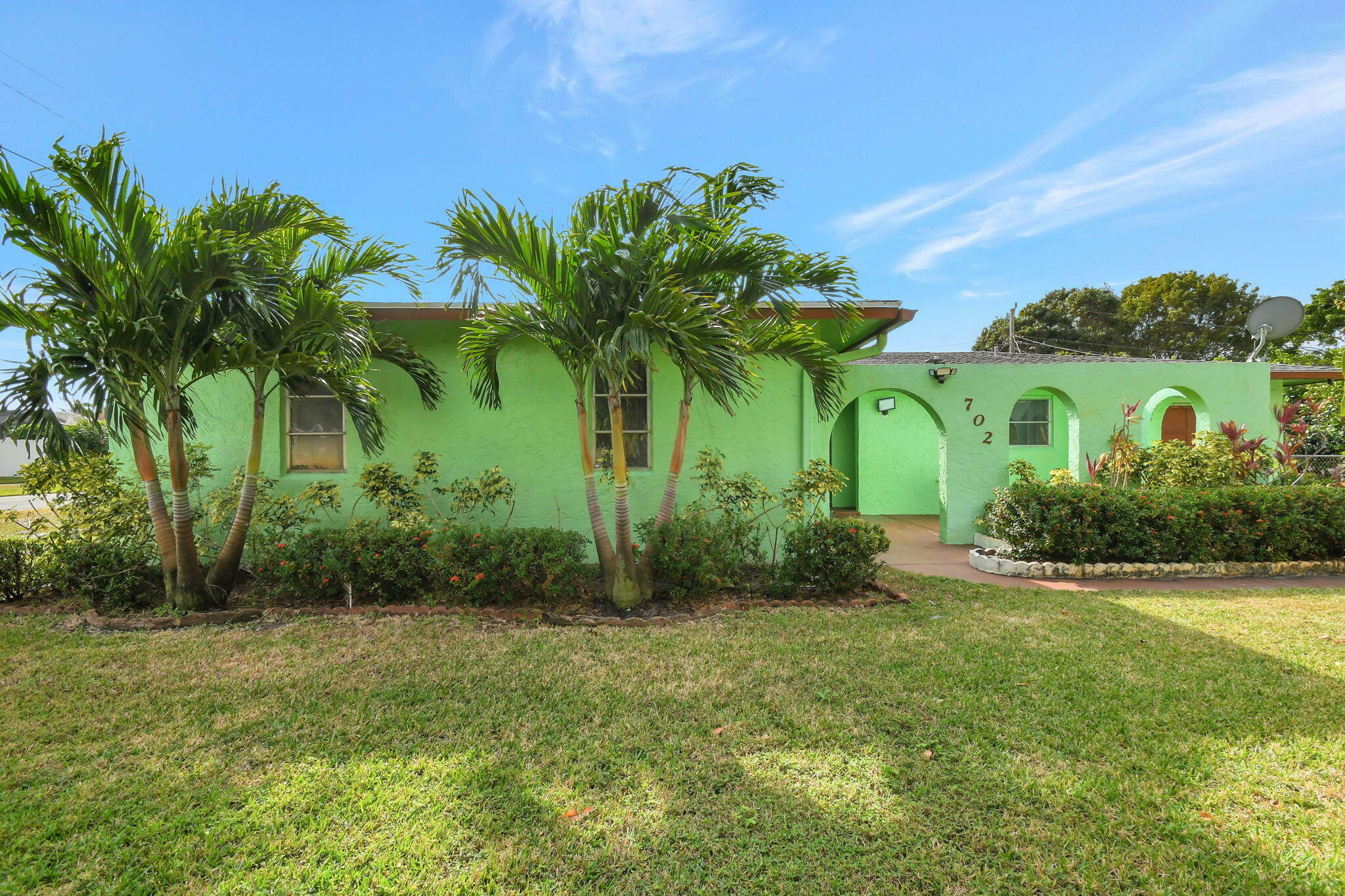 Property Photo:  702 SW 23rd Terrace  FL 33435 