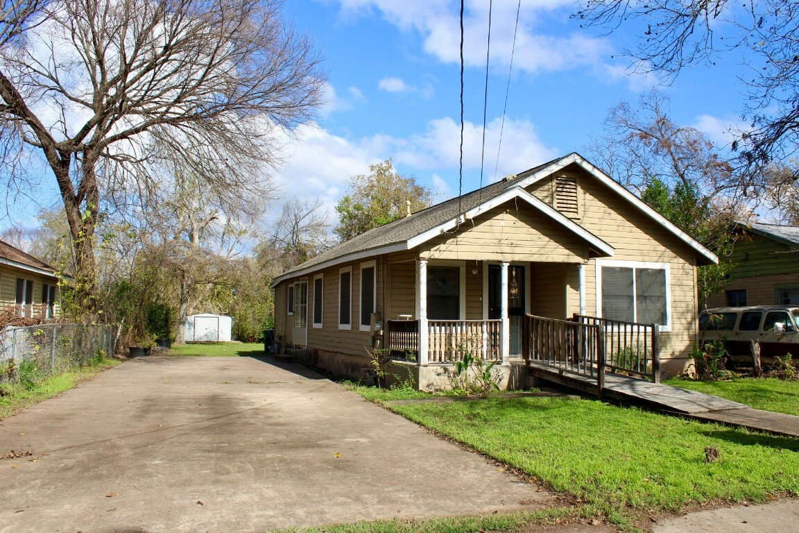 Property Photo: 4704 Gonzales Street TX 78702