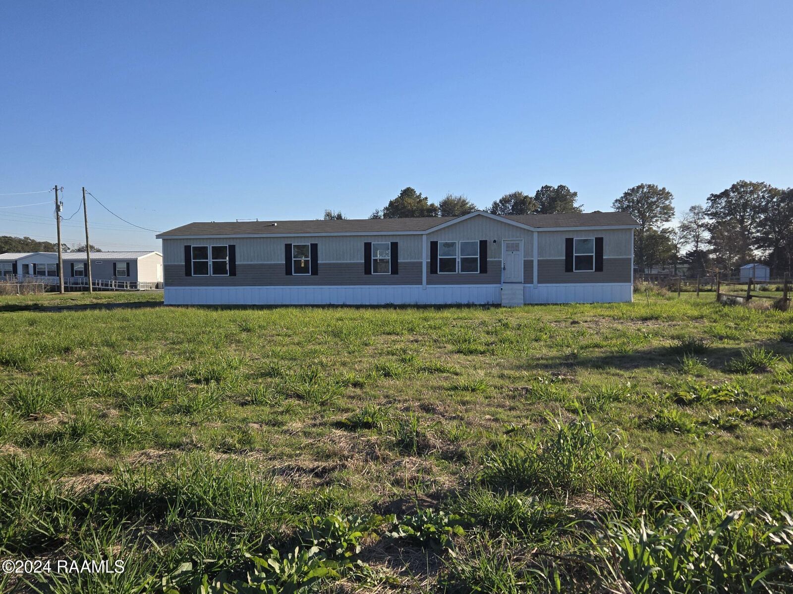 Property Photo: 1130-B Nassans Road LA 70582