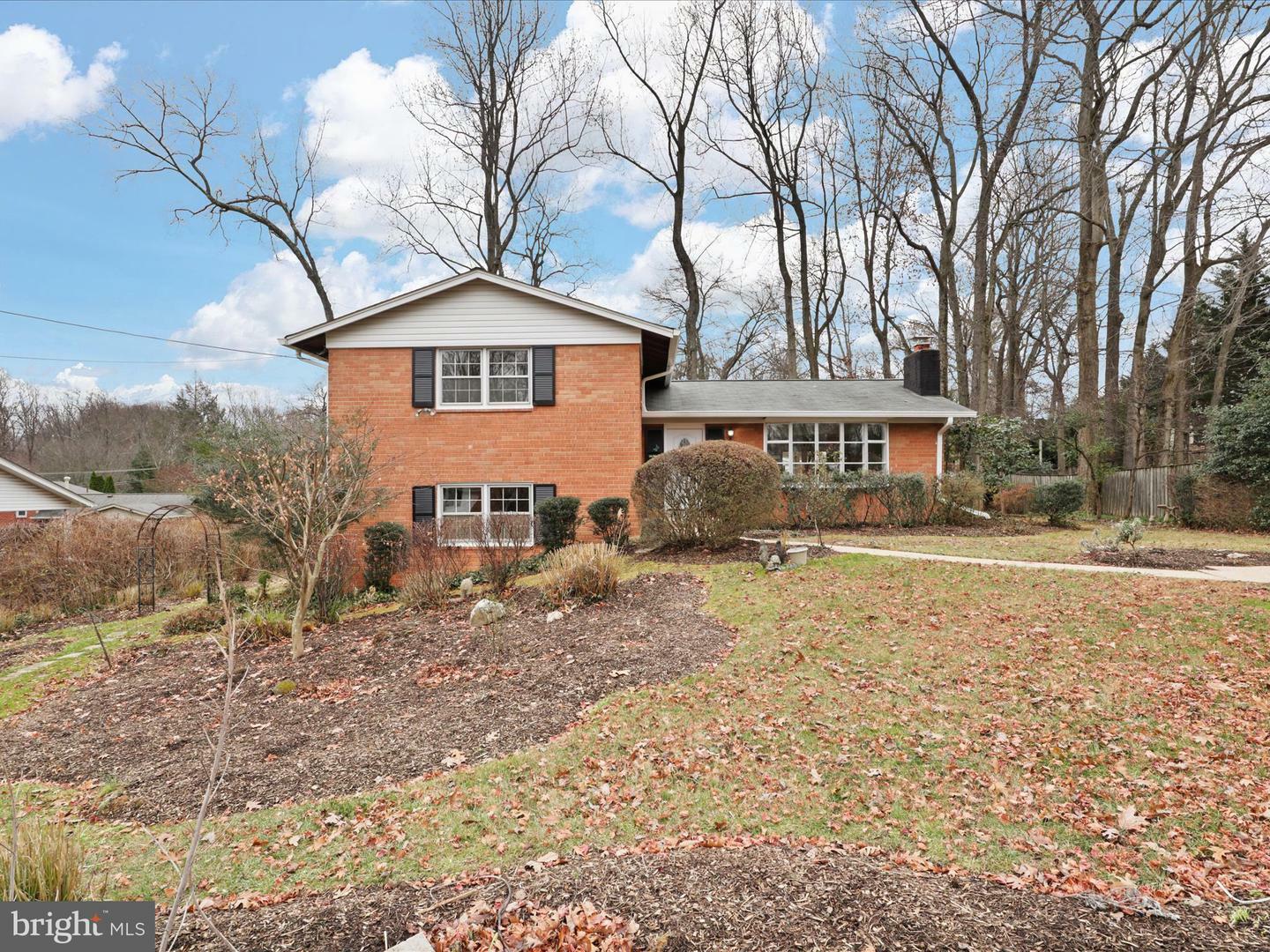 Property Photo:  6815 Maplecrest Drive  VA 22003 