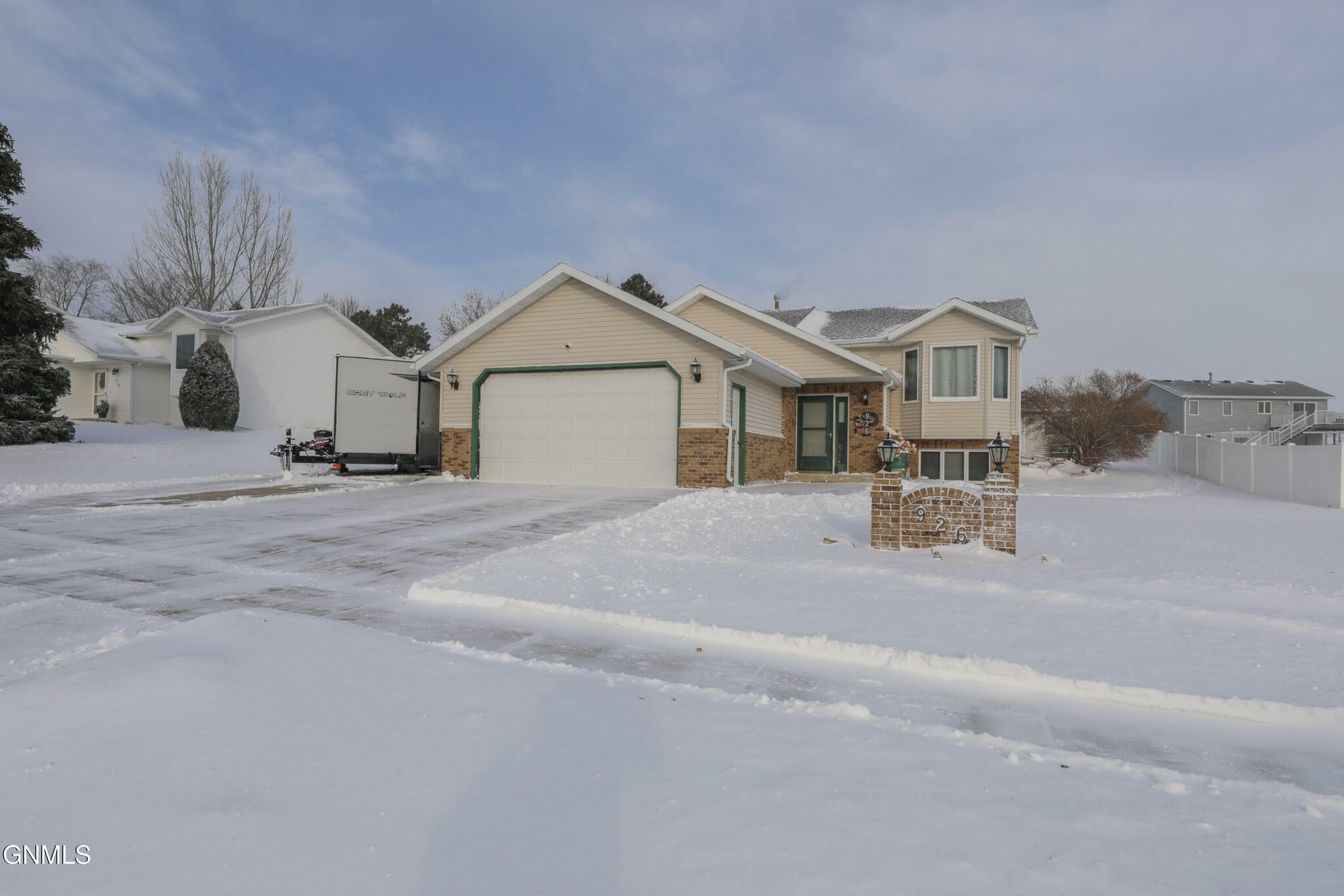 Property Photo:  926 Mahone Avenue  ND 58503 