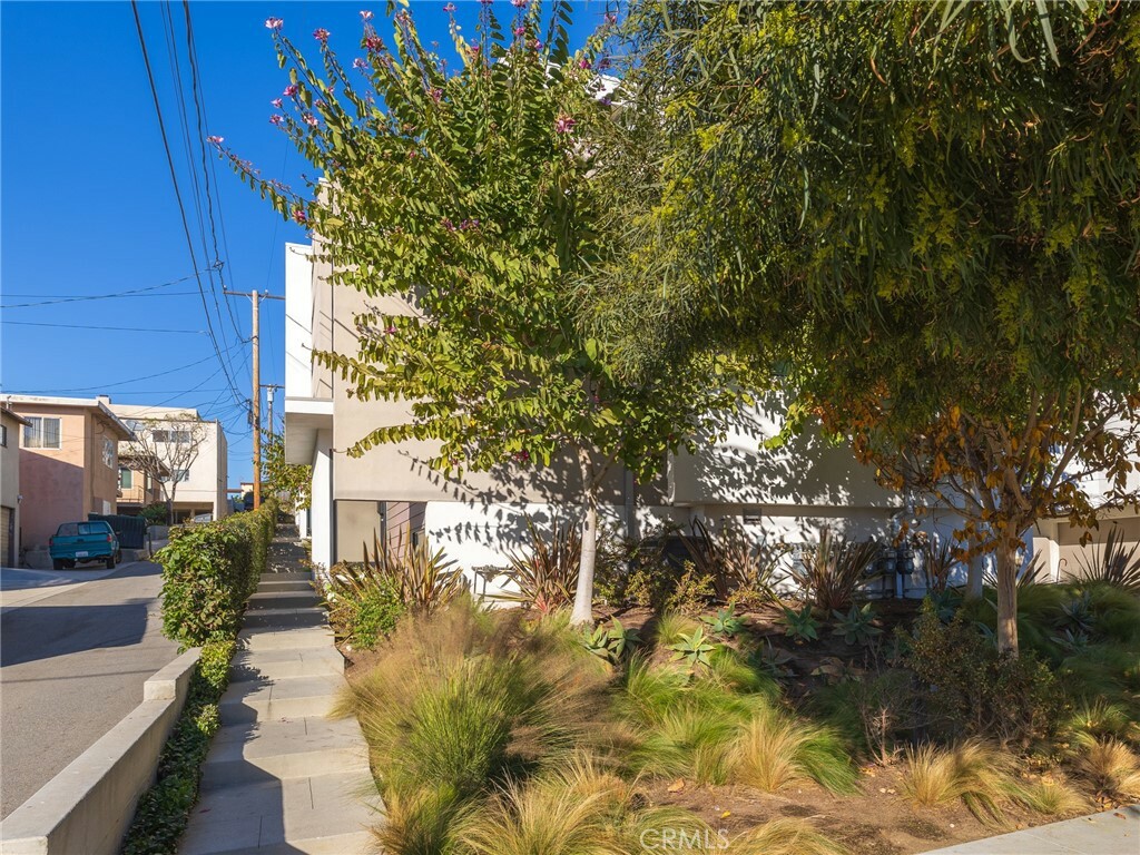 Property Photo:  119 E Walnut Avenue  CA 90245 