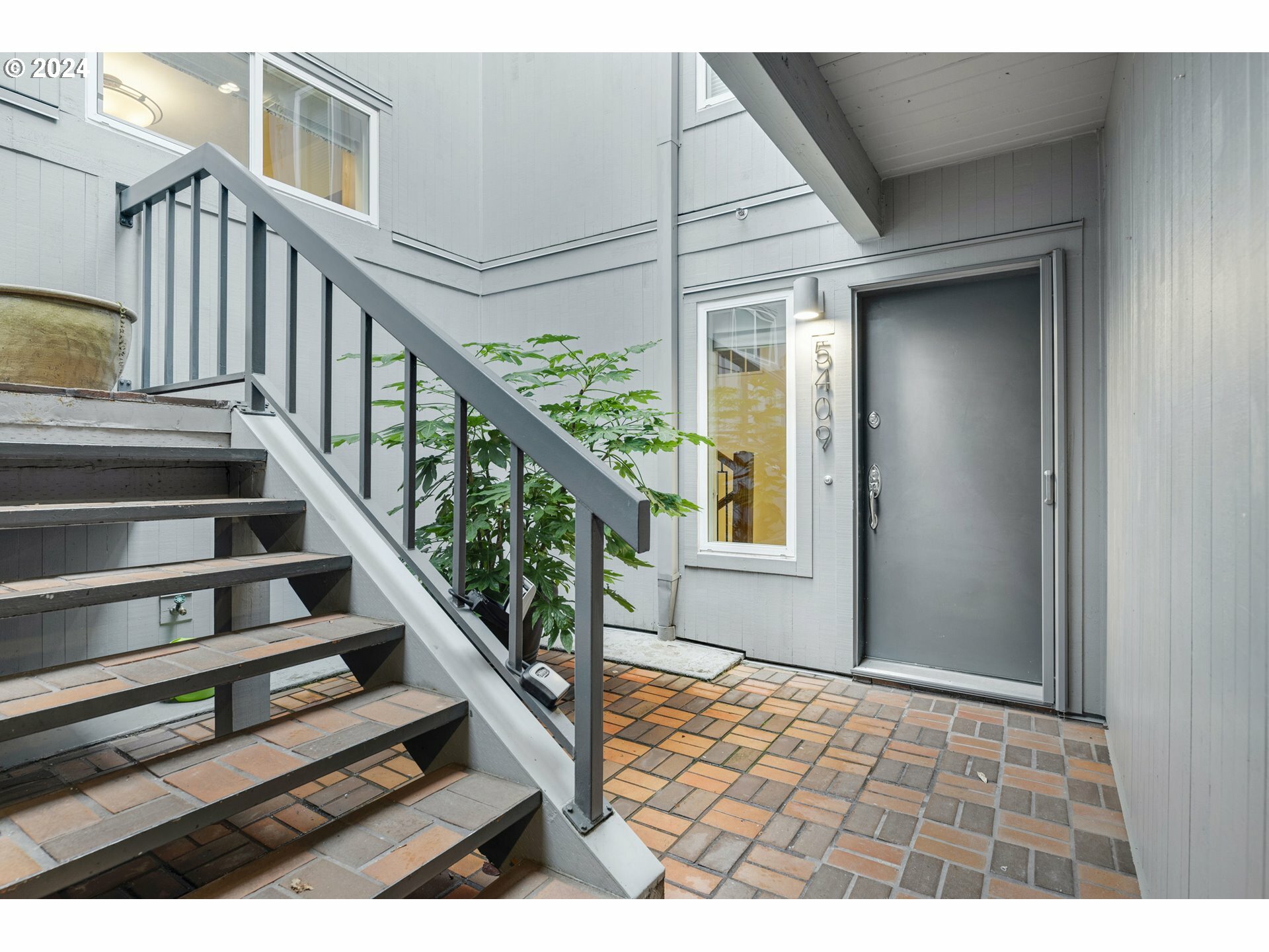 Property Photo: 5409 S View Point Ter OR 97239