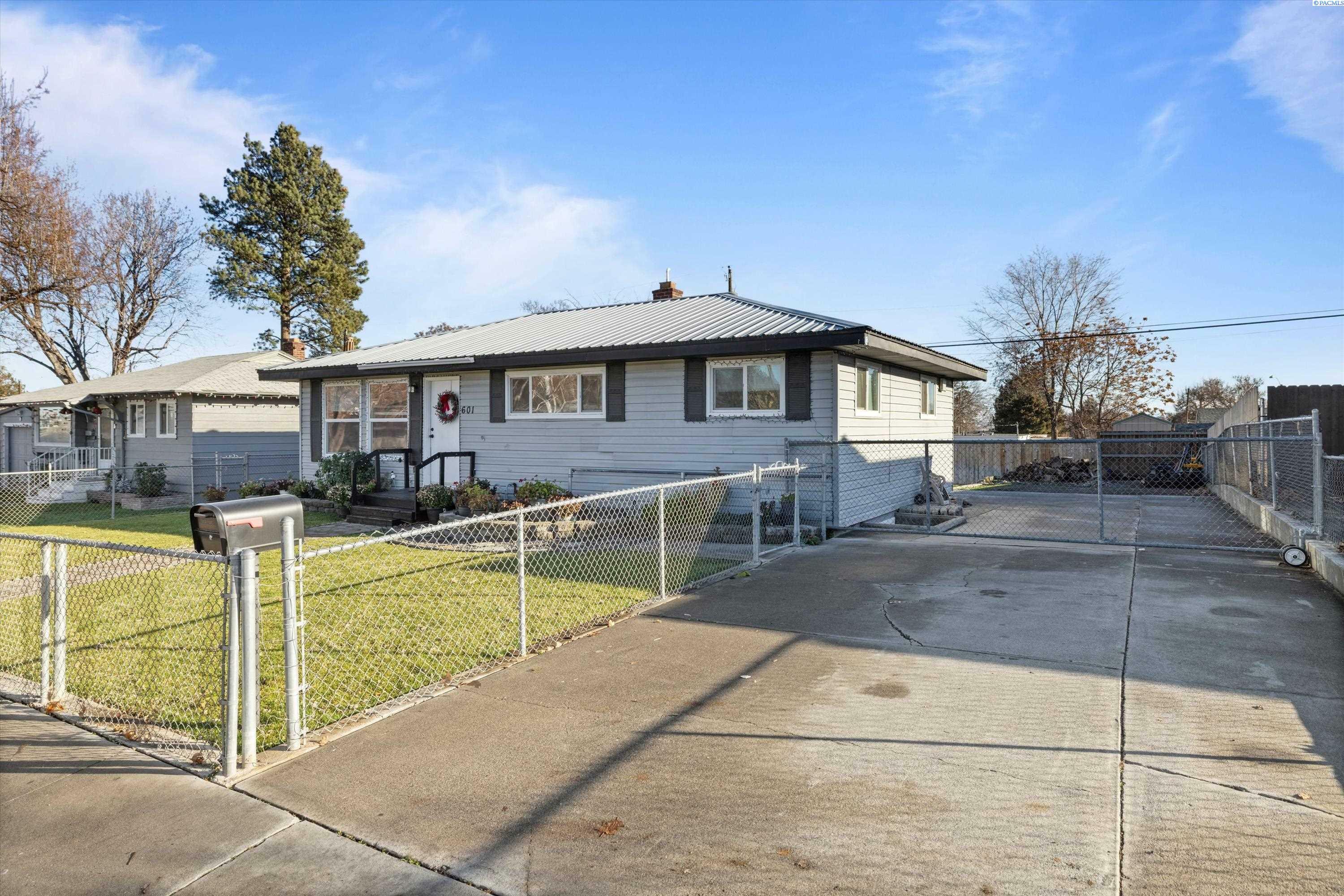 Property Photo:  601 S Buntin St  WA 99336 