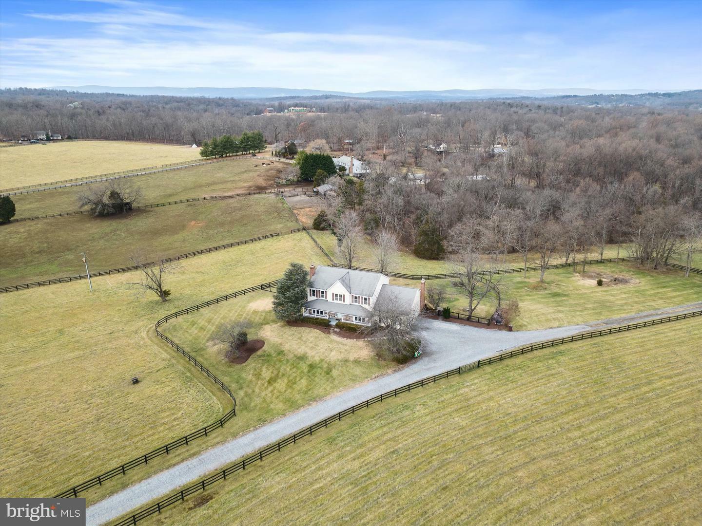 Property Photo:  21673 Oatlands Road  VA 20105 