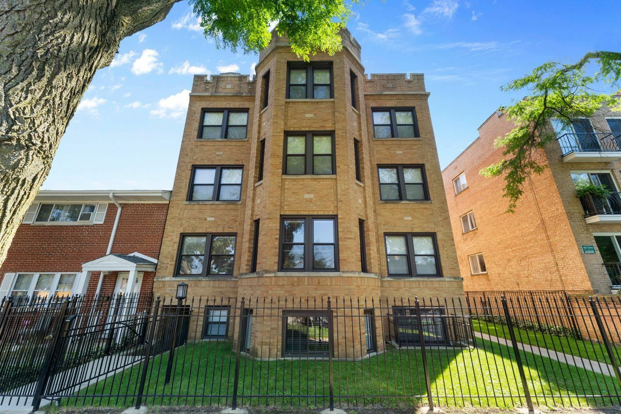 Property Photo:  6225 N Hermitage Avenue 3E  IL 60660 