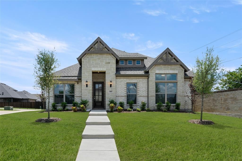 Property Photo: 1402 Ethan Circle TX 76065