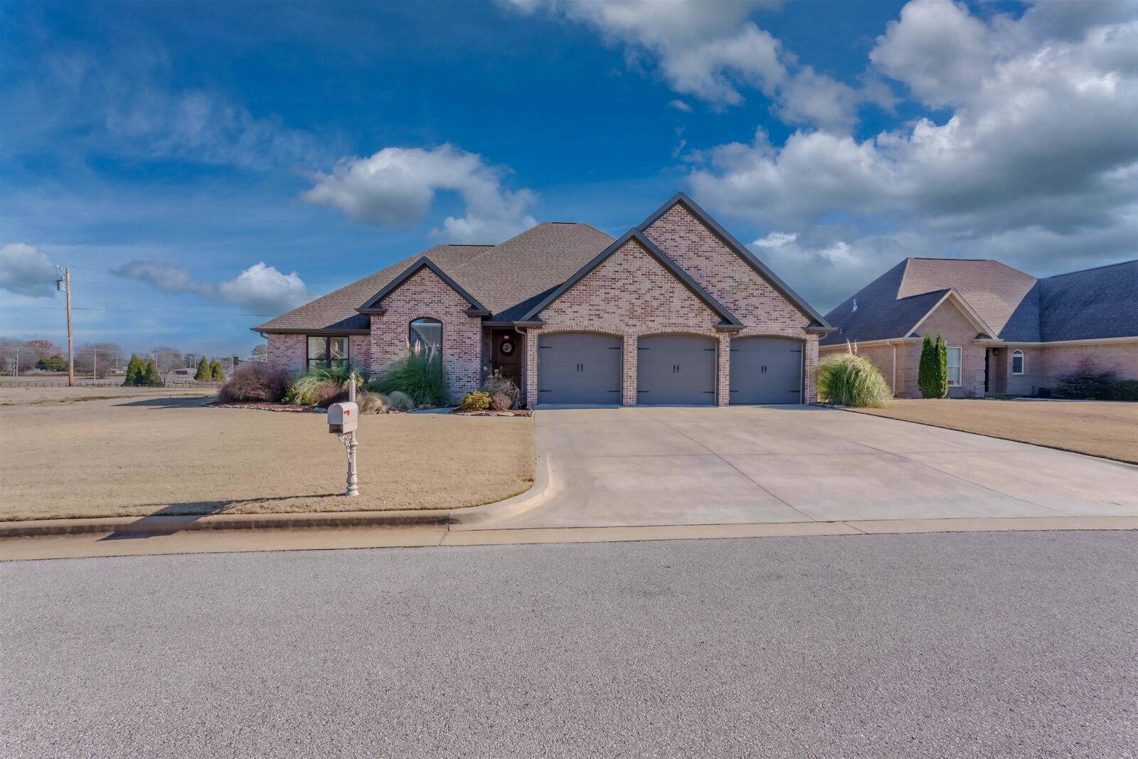 Property Photo:  111 Sullivan Rd  AL 35661 - MUSCLE S 