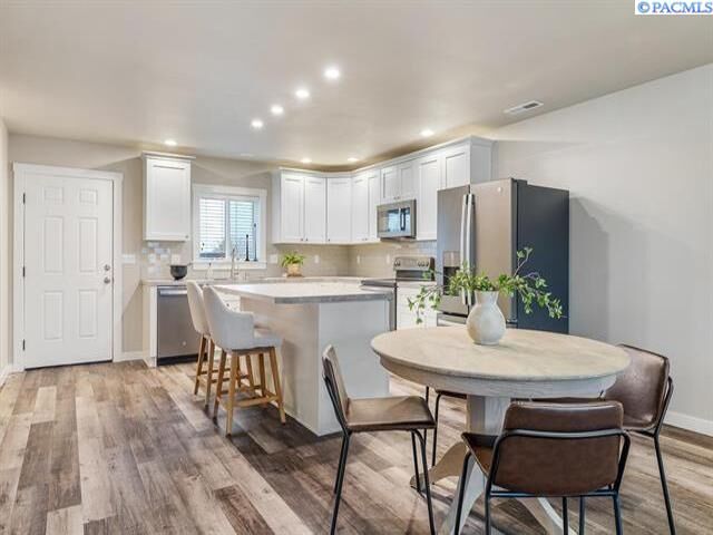 Property Photo: 484 N 5th St WA 99326