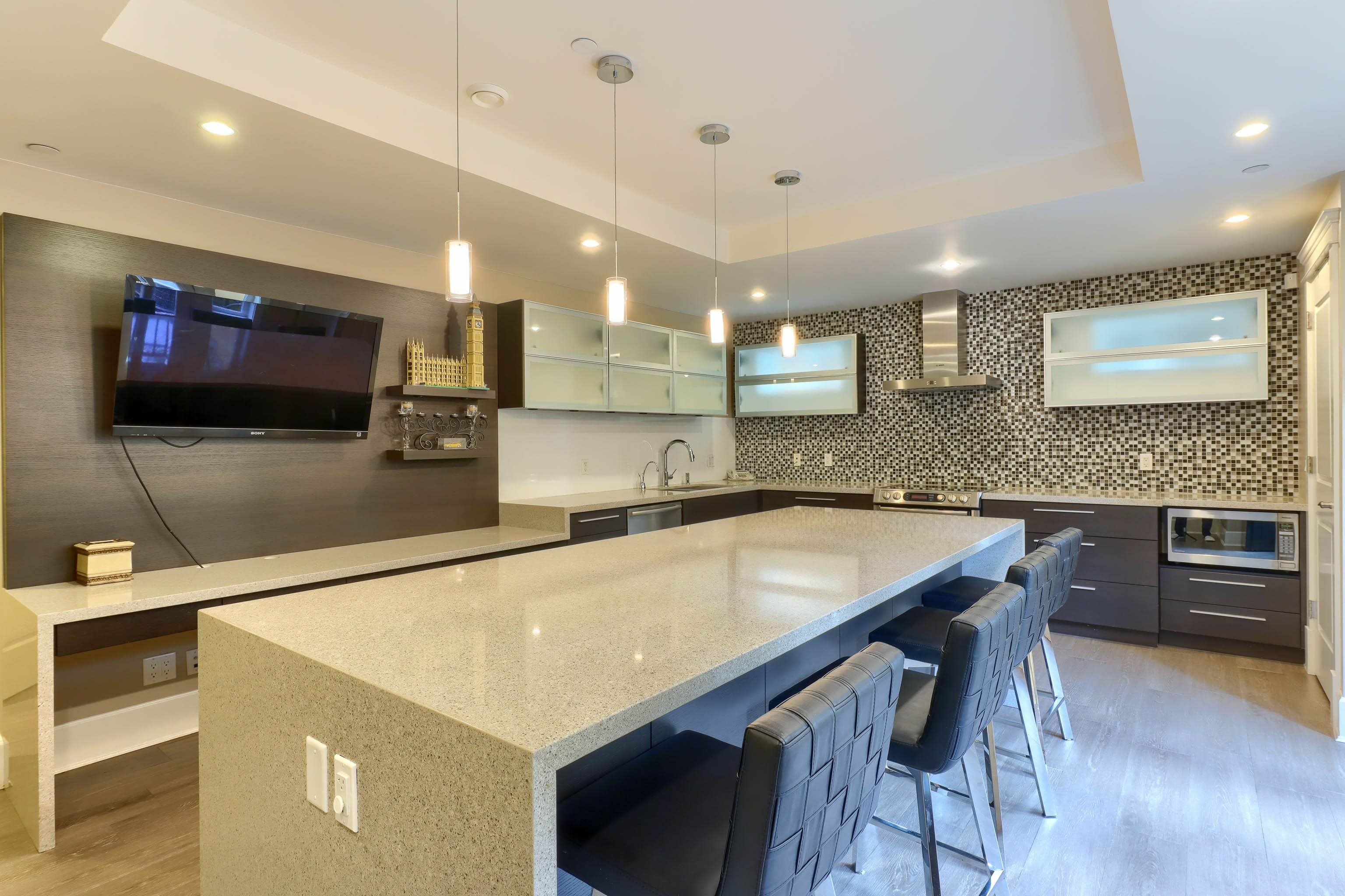 Property Photo:  