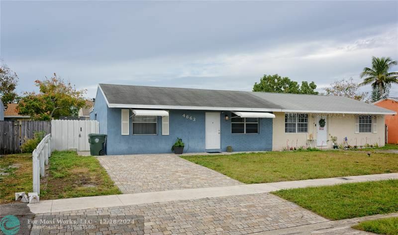 Property Photo:  4663 Chariot Cir  FL 33463 