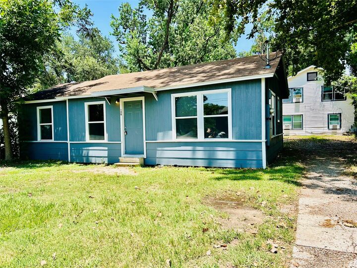 Property Photo: 124 W Bernard Street TX 77531