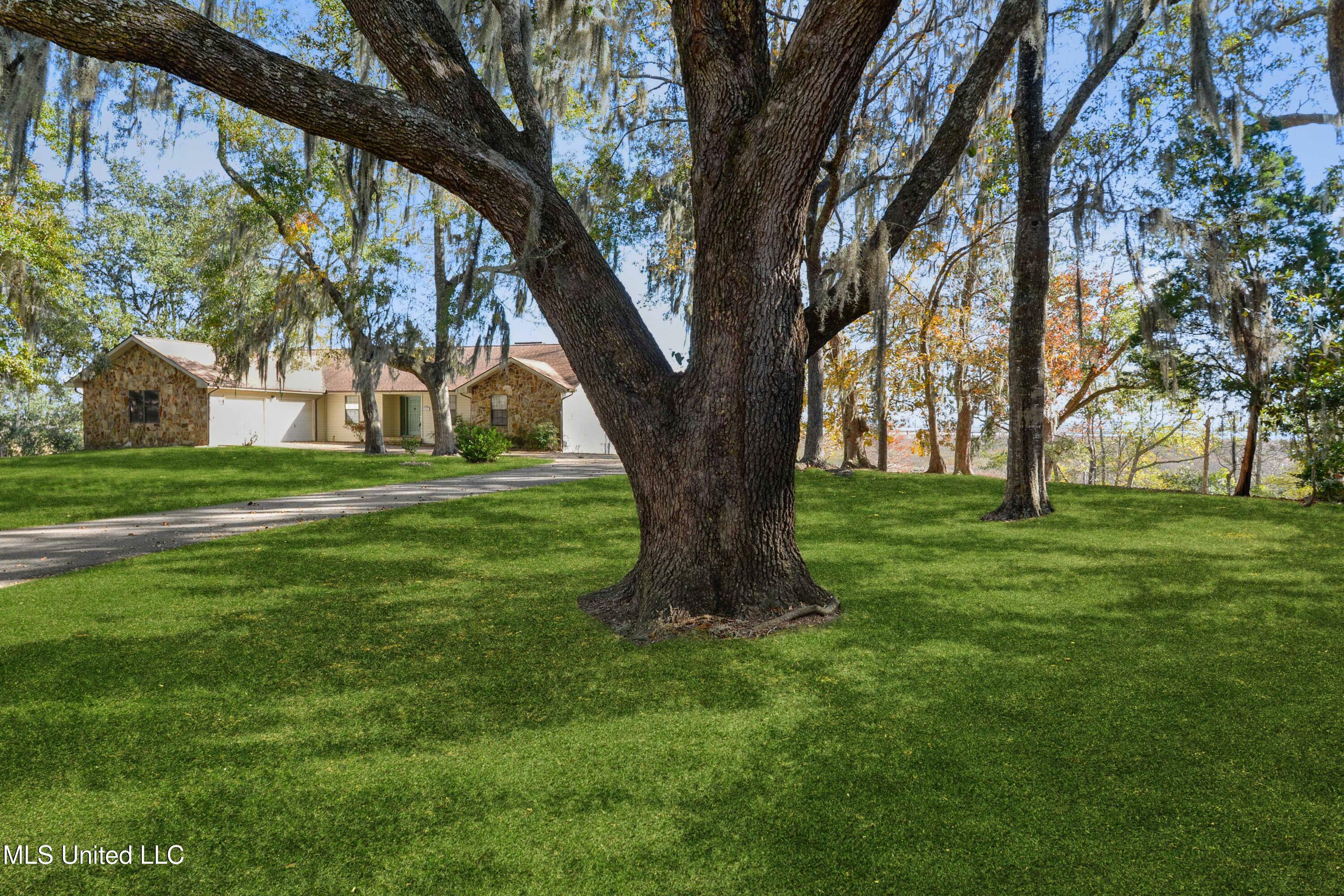 Property Photo:  702 Homestead Boulevard  MS 39553 