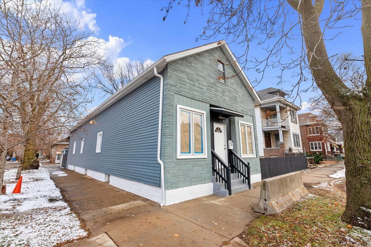 Property Photo:  8601 S Houston Avenue  IL 60617 
