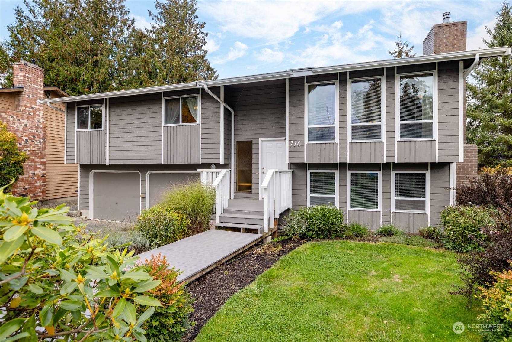 Property Photo:  716 N 18th Place  WA 98273 