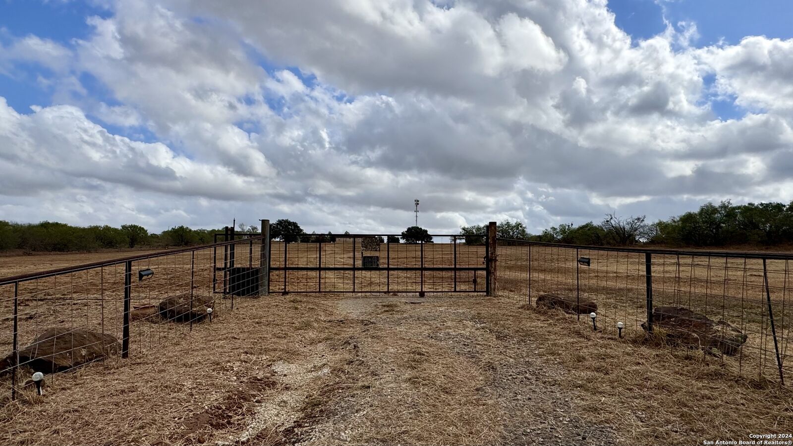 Property Photo: 26920 Campbellton Rd TX 78264