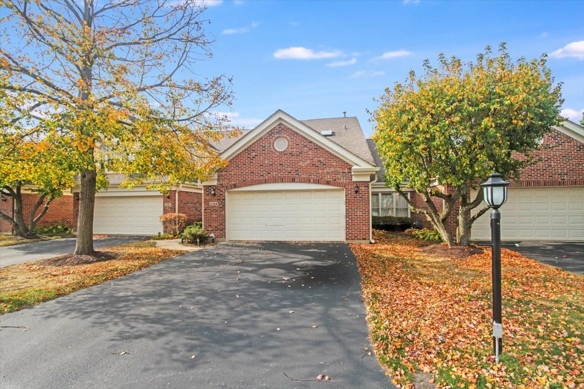 Property Photo:  2084 N Charter Point Drive 2084  IL 60004 