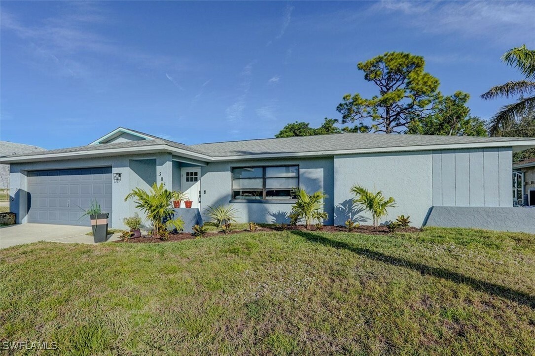 Property Photo:  305 SE 14th Terrace  FL 33990 