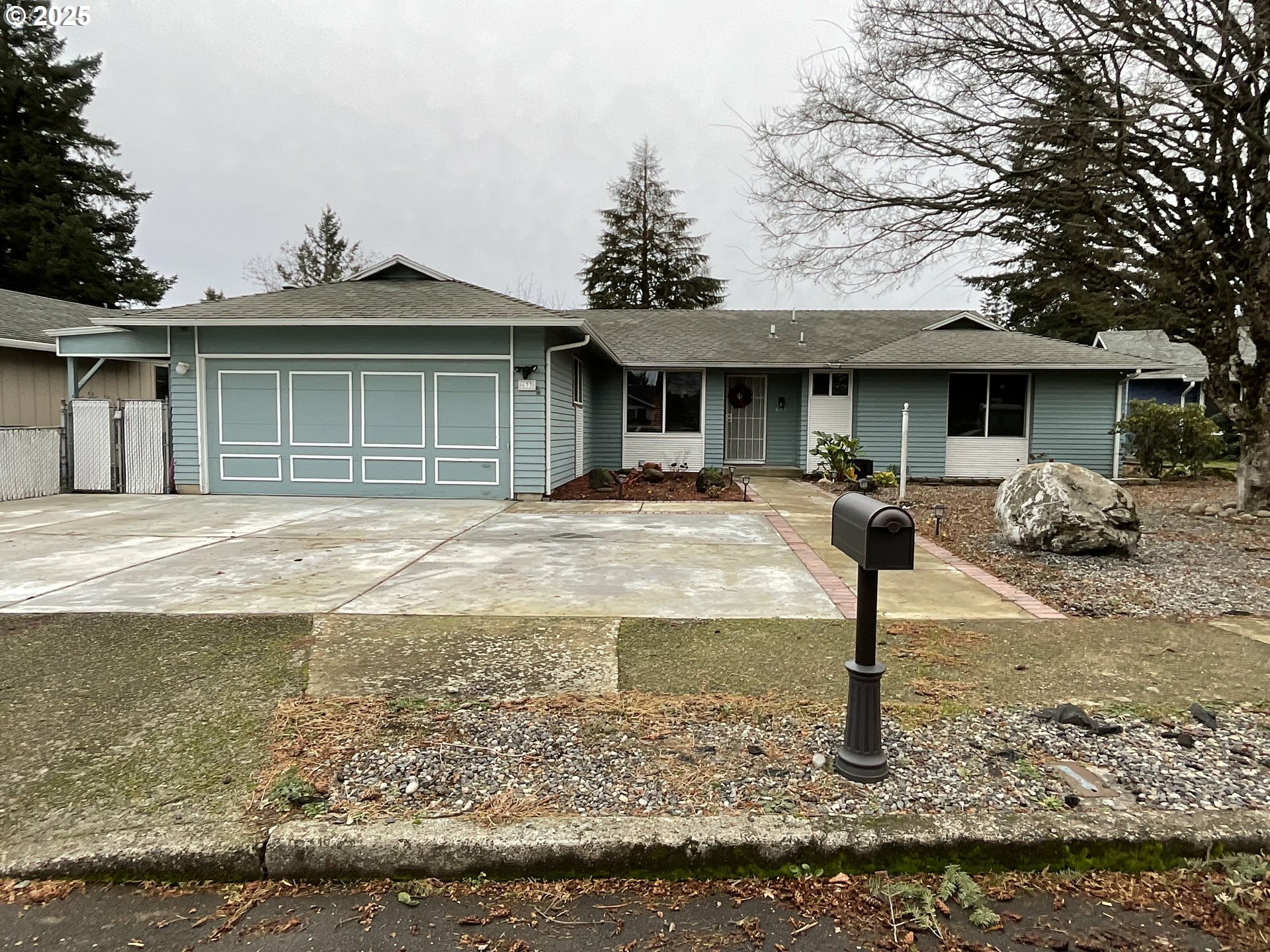 Property Photo:  633 SE 156th Ave  OR 97233 